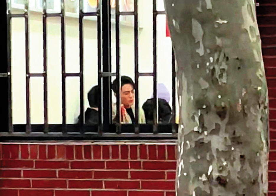 霍建華在上海一處室內取景,拍攝改編自日劇的《他為什麼依然單身》。(讀者提供)