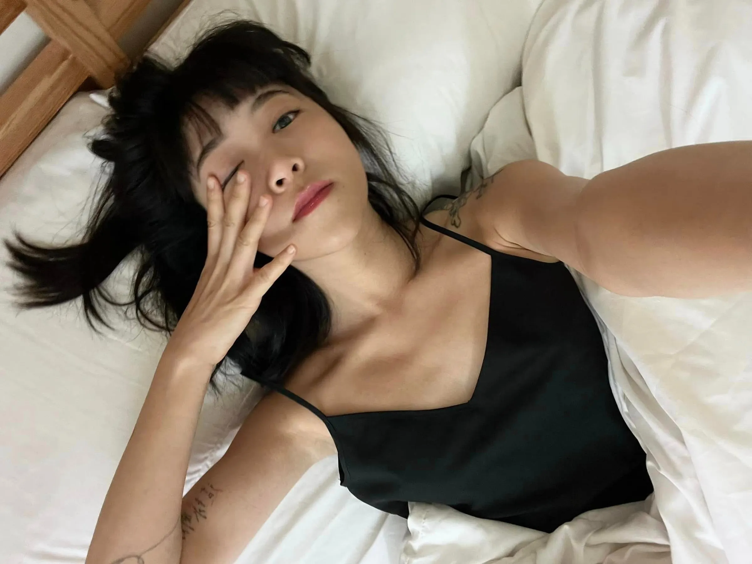 NanaQ和交往4天的男友分手後，拍影片不忘置入業配。（翻攝自NanaQ臉書）