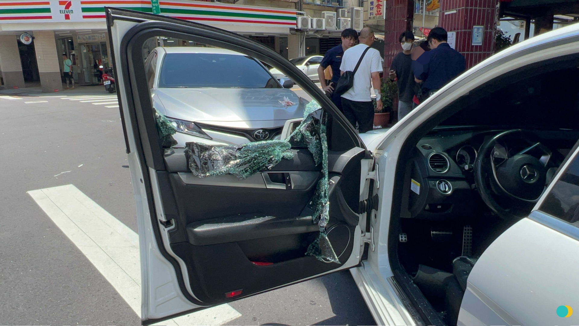 警方擊破車窗。（警方提供）