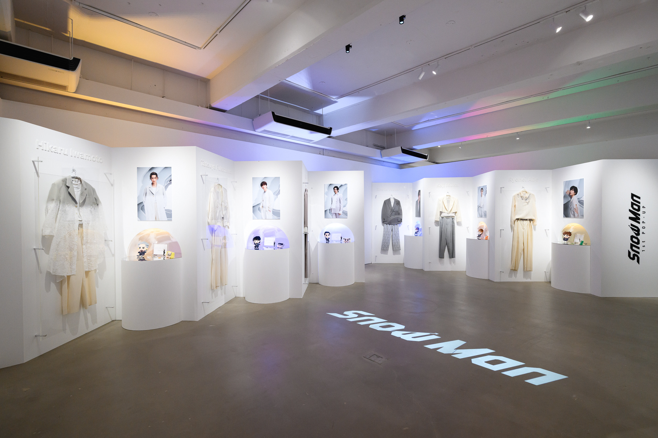 「Snow Man 1st POP-UP」展出Snow Man成員打歌服。（大鴻藝術 BIG ART、bmf official提供）