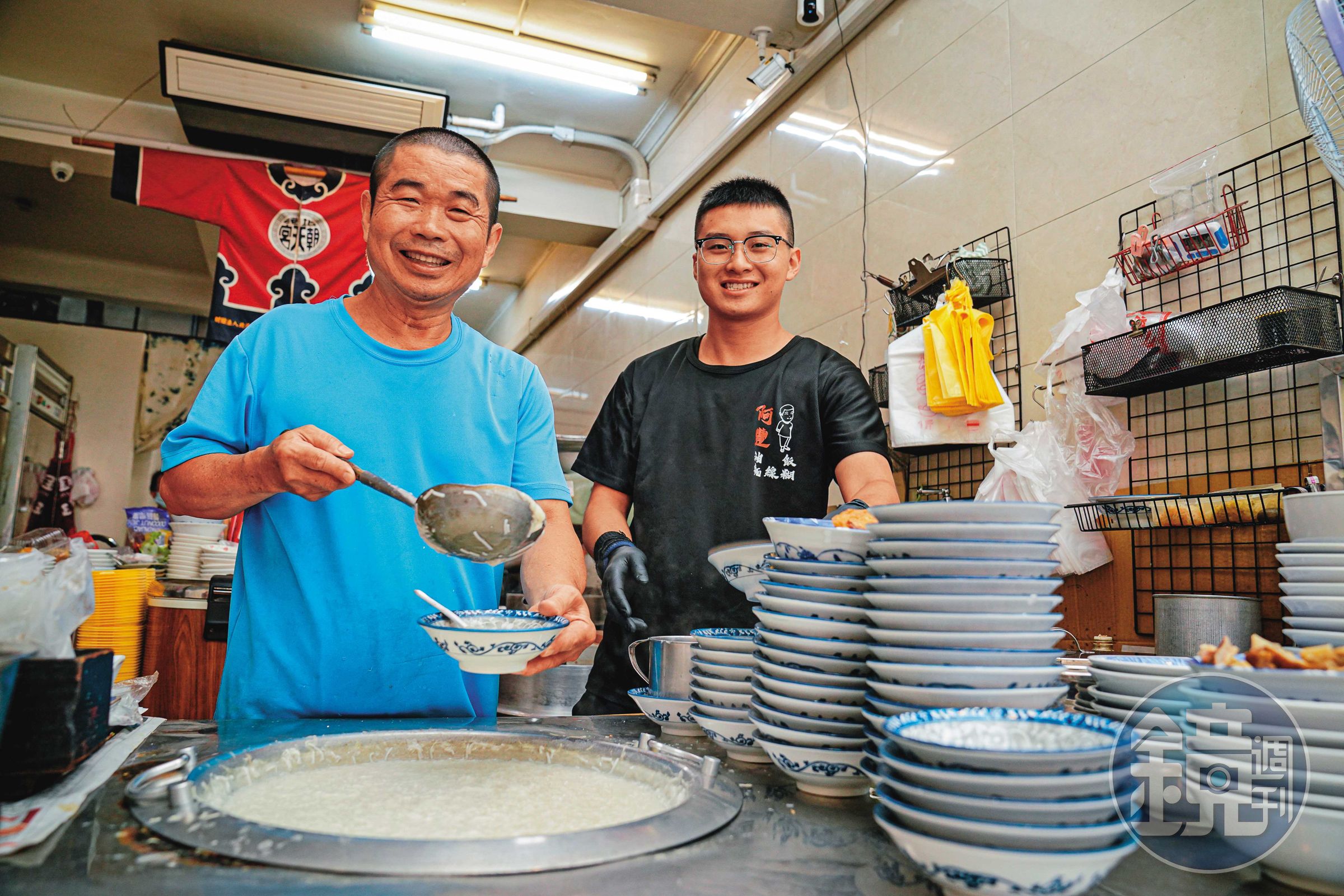「北港阿豐油飯麵線糊」目前由第二代葉成豐(左)接棒,第三代葉忠豪(右)也加入經營。