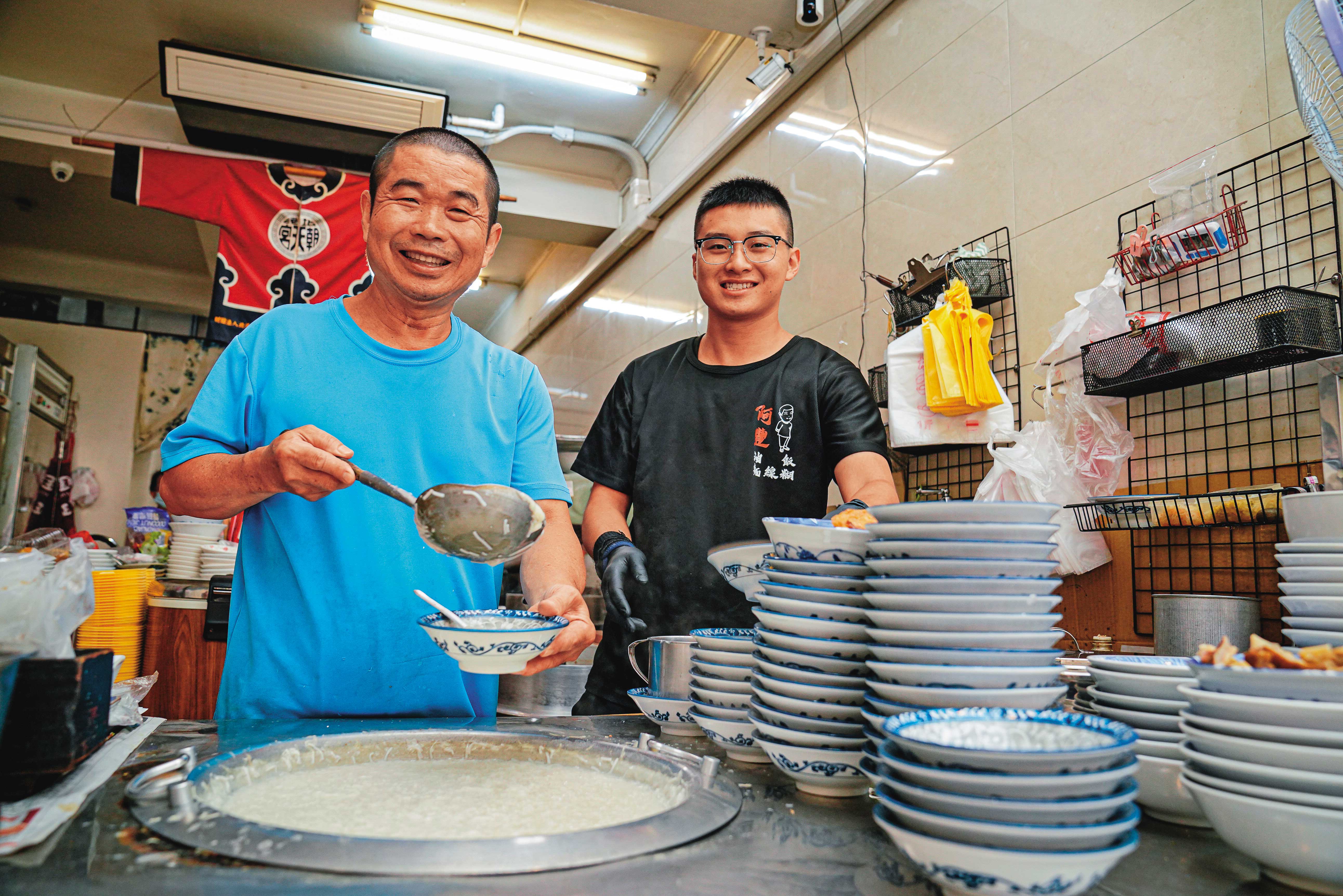 「北港阿豐油飯麵線糊」目前由第二代葉成豐（左）接棒，第三代葉忠豪（右）也加入經營。