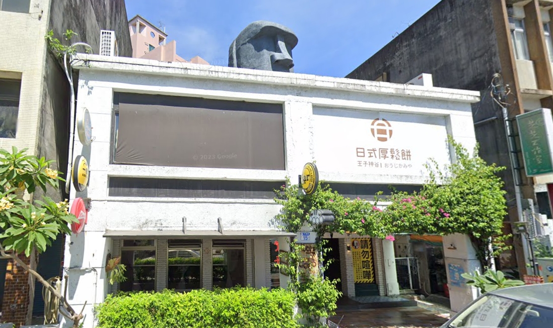 遭颱風吹斷的「摩艾石像」原本是一家咖啡店2樓頂的裝置藝術。(翻攝google maps)