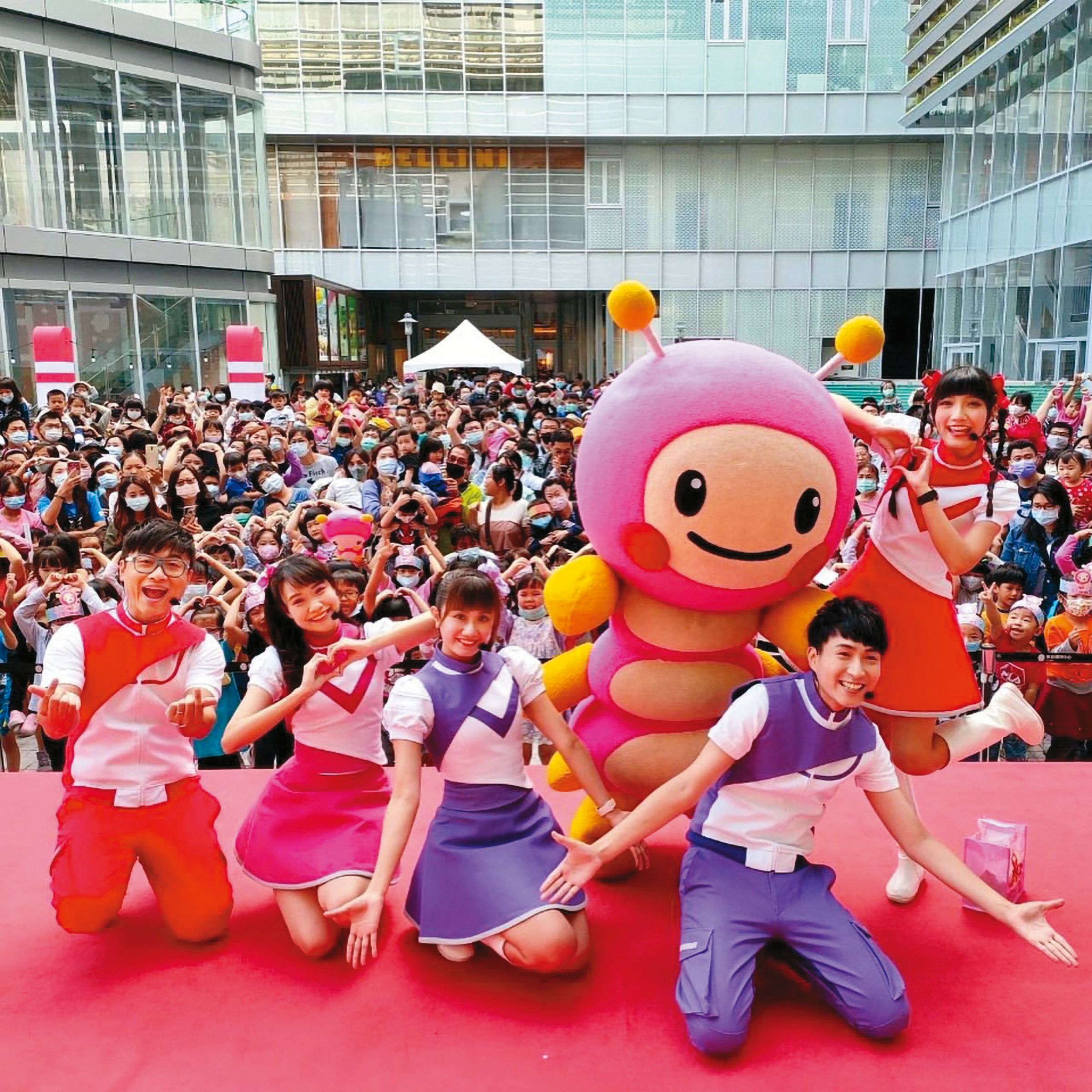 水晶姐姐®（左2）每次演出都盡心盡力，希望帶給大家歡樂。（翻攝自水晶姐姐®IG）