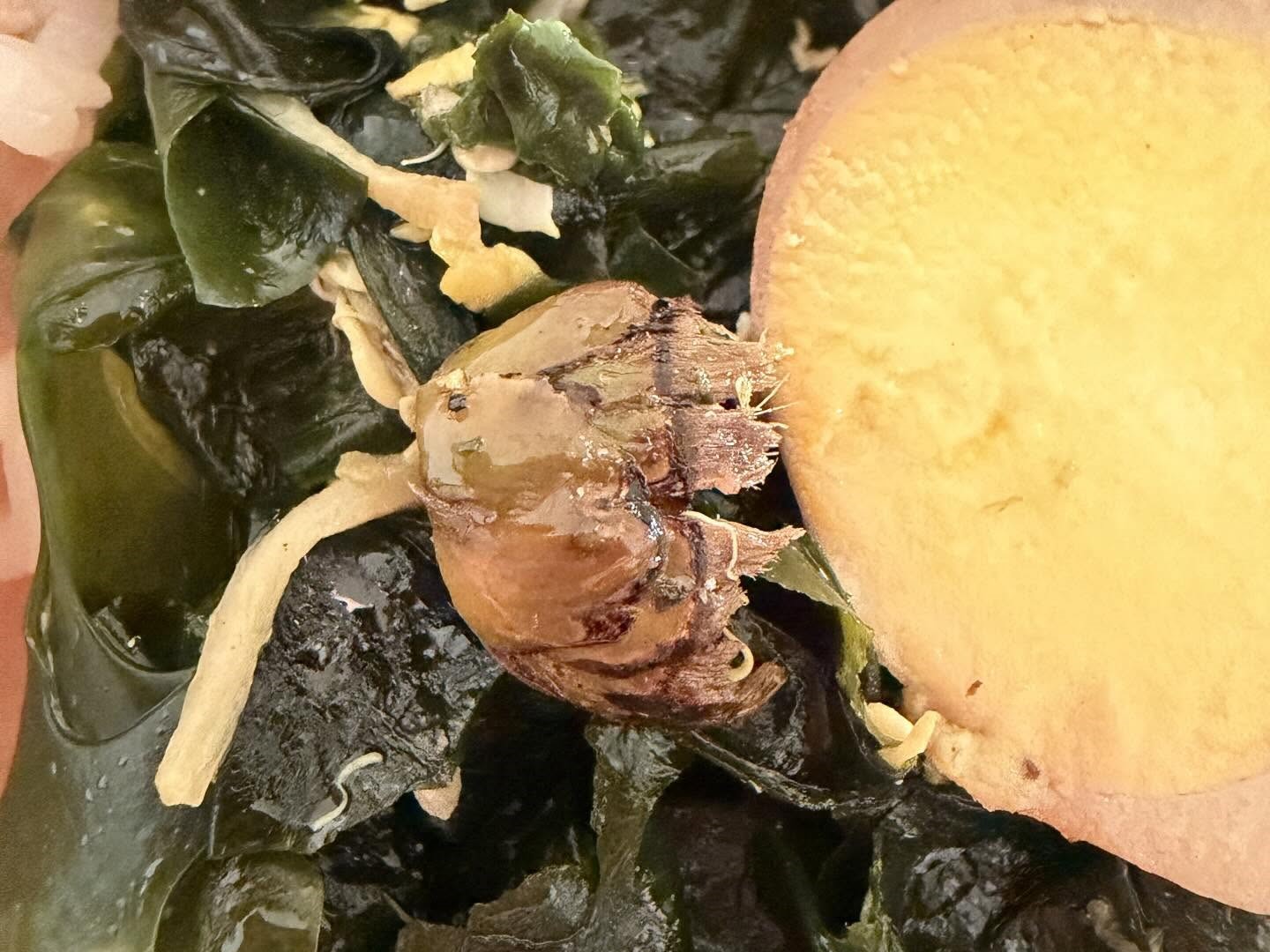 屏東一名民眾日前透過外送平台訂購連鎖便當店餐點，用餐時竟發現一塊檳榔蒂頭。（翻攝自threads＠lus._mh）