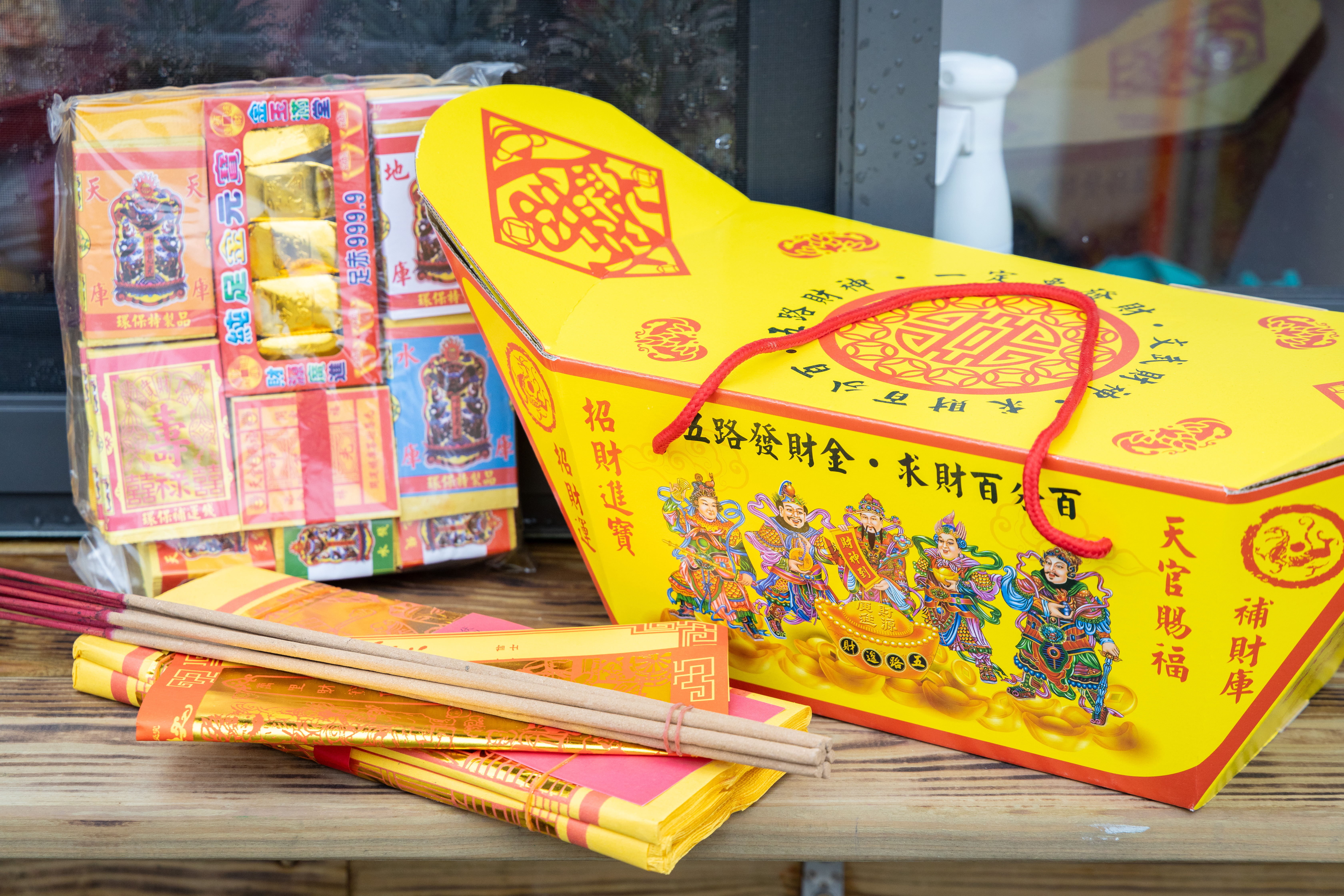 信徒人手一份的「財庫金」（左，300元／份）與賣到現場缺貨的「元寶金」（右，400元／份）。