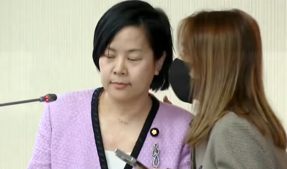 李貞秀昨質詢碰了閉門羹，陳智菡立刻衝上質詢台救援下指導棋。（鏡新聞）