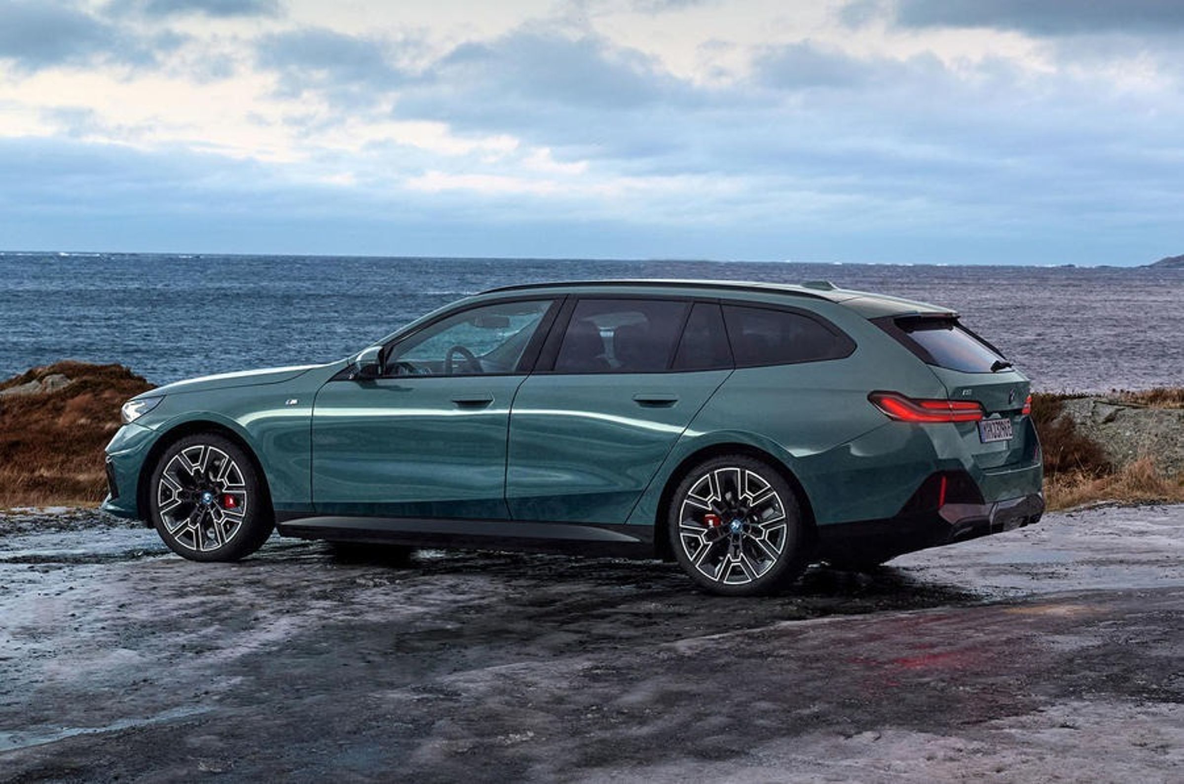 新世代BMW 5系列Touring的車身尺寸為長5,060毫米、寬1,900毫米、高1,515毫米、軸距2,995毫米，大於現行車款。