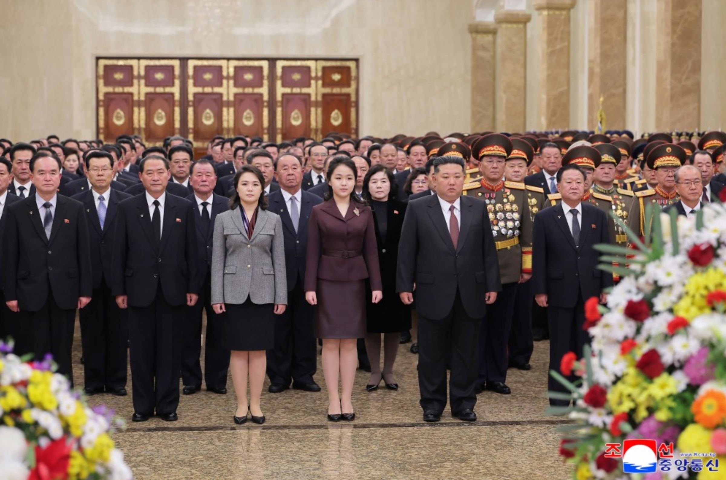 金正恩傳出已開始培養接班人選,13歲的愛女金主愛(中)驚傳擔任「飛彈總局長」的角色。(翻攝自朝中社)