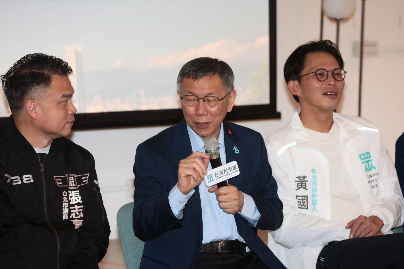 柯文哲昨出席活動時，感謝大罷免32:0出來投票的人，不過話鋒一轉他卻稱「國民黨不要太高估他自己的實力。」（鏡報林煒凱攝）