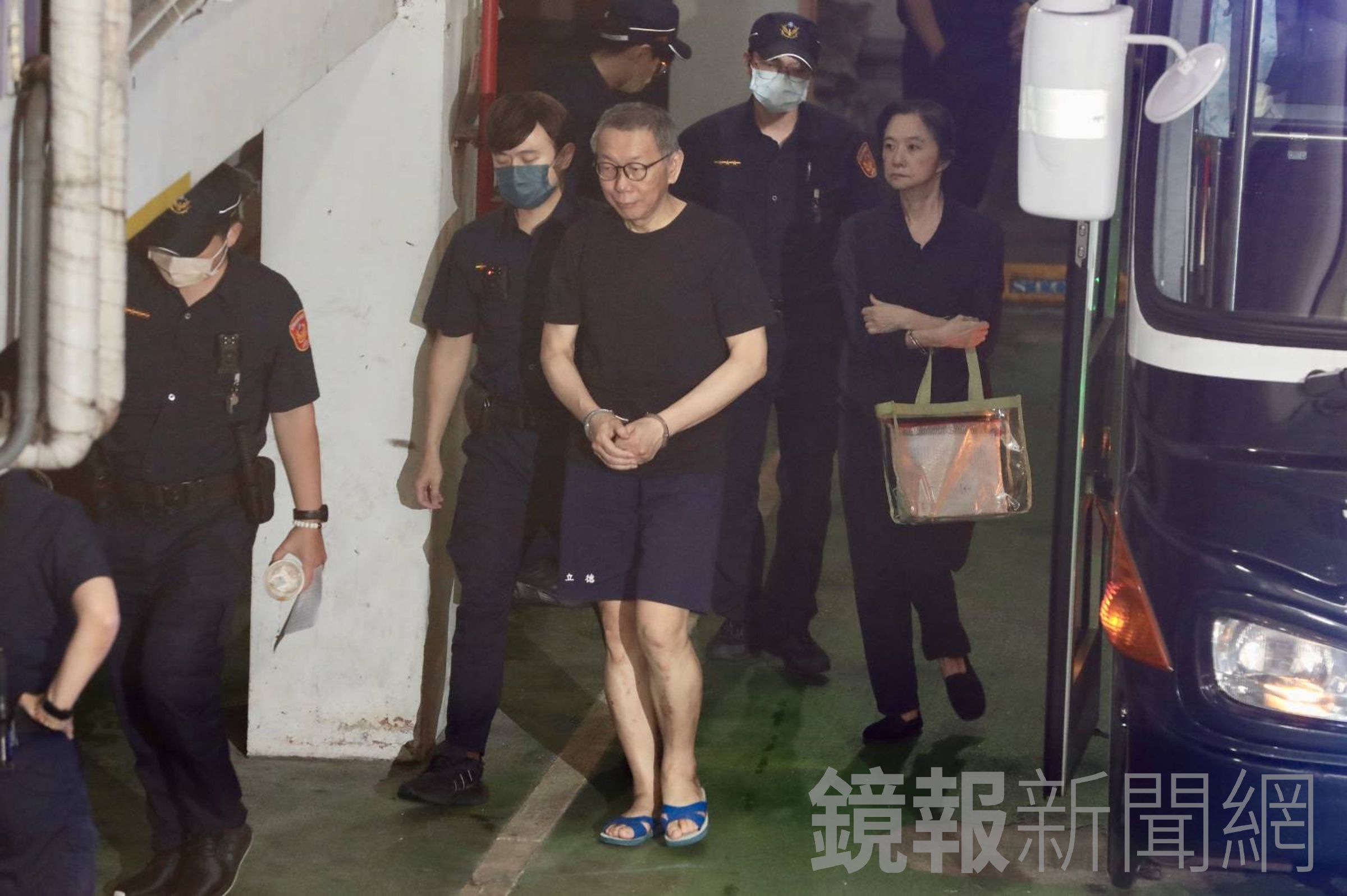 柯文哲、應曉薇今再度出庭應訊，審理京華城案，柯自曝「關到換7個室友」，應曉薇則無奈回應：「我換了15個！」（鏡報林煒凱攝）