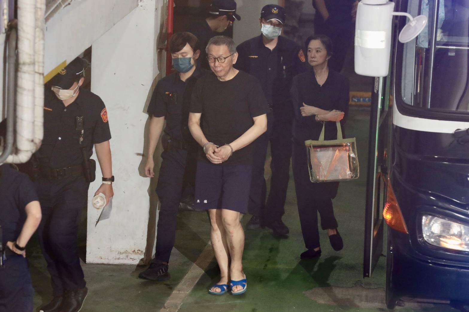 柯文哲、應曉薇今再度出庭應訊，審理京華城案，柯自曝「關到換7個室友」，應曉薇則無奈回應：「我換了15個！」（鏡報林煒凱攝）