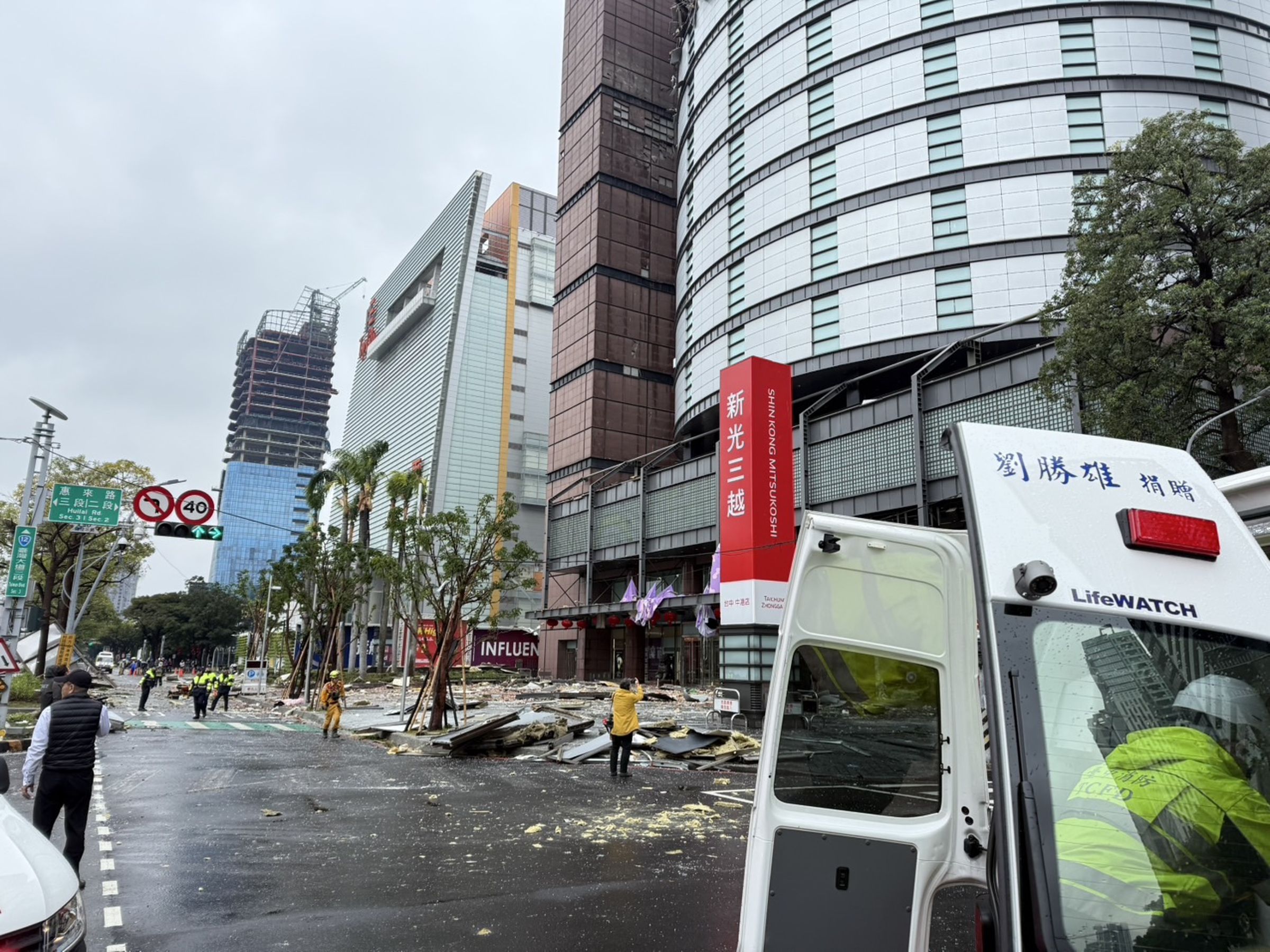 新光三越台中中港店發生氣爆意外，行政院長卓榮泰指示內政部、衛福部支援調度。（民眾提供）