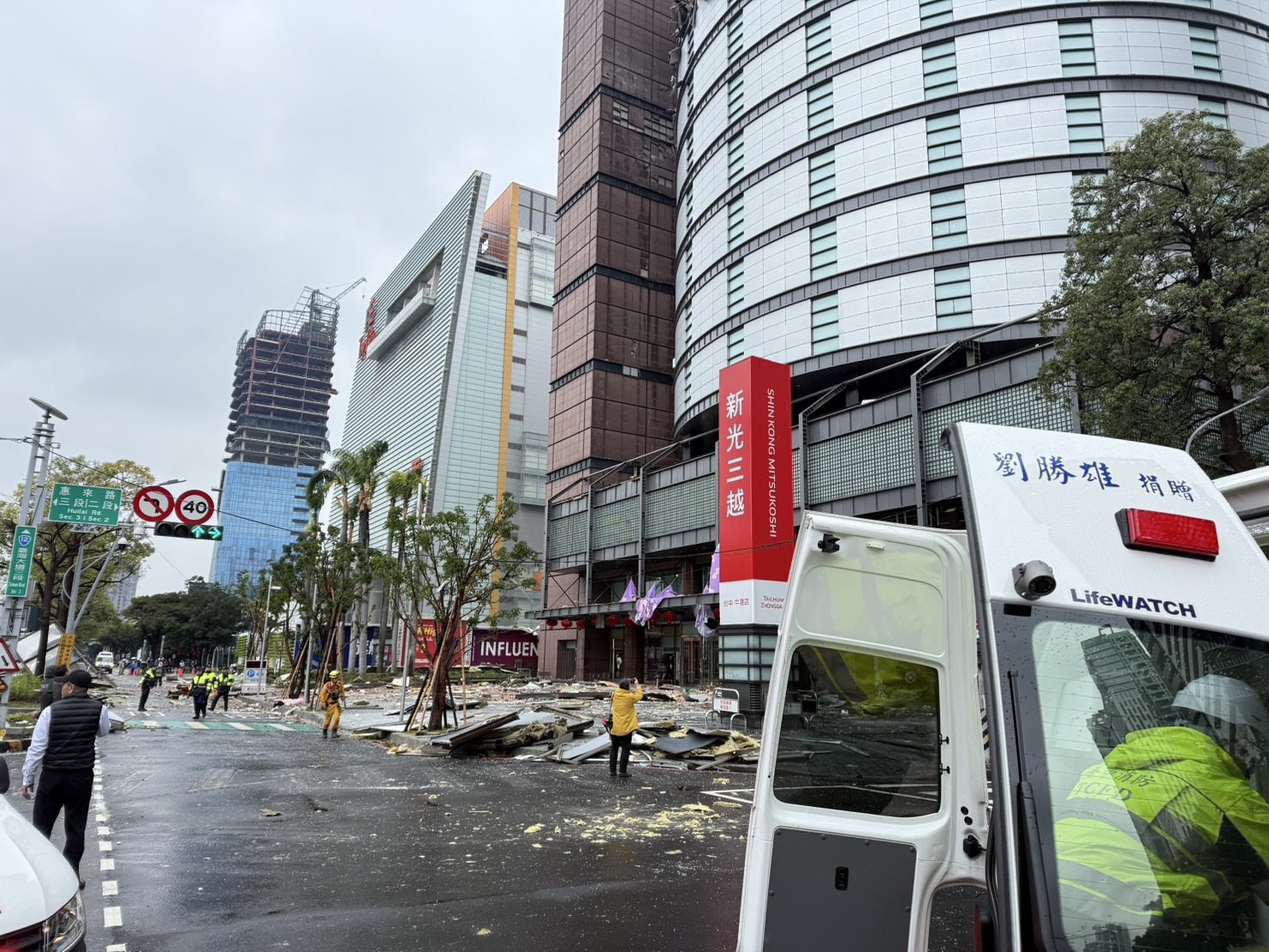 新光三越台中中港店發生氣爆意外，行政院長卓榮泰指示內政部、衛福部支援調度。（民眾提供）