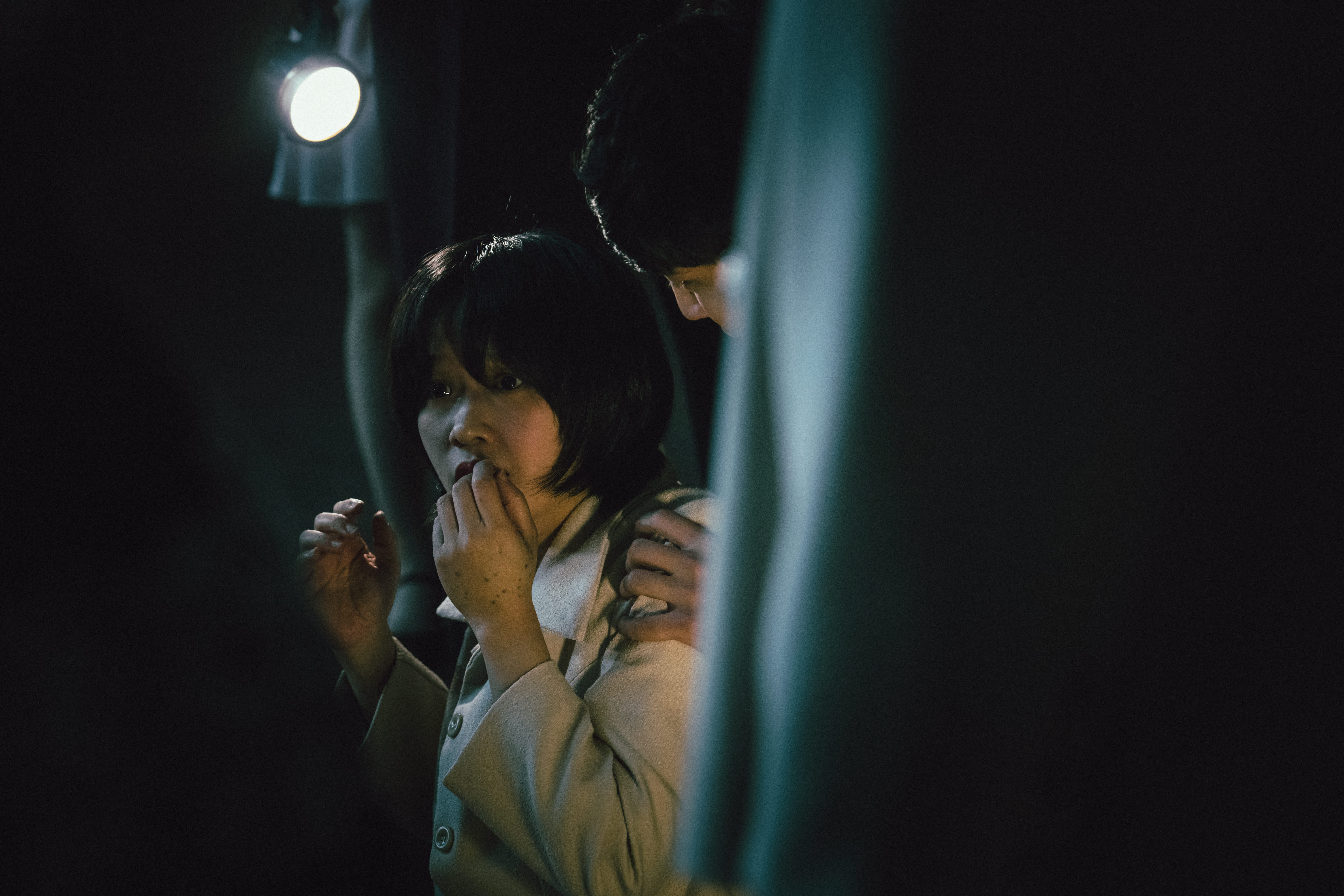 嚴正嵐化身個性過於正直、樂觀的高中老師，但這特質卻導致她為同儕排擠。（網銀國際提供）
