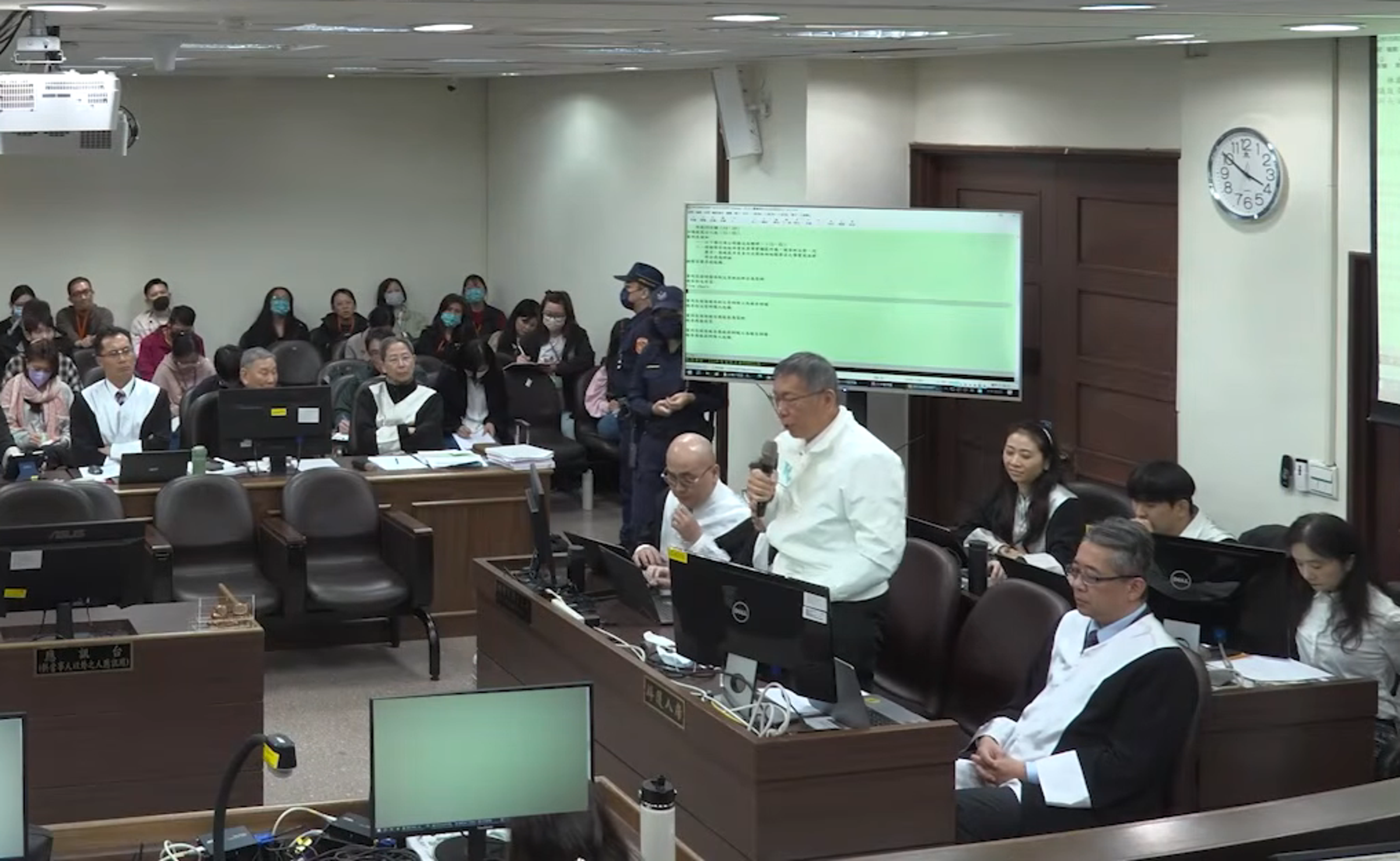 柯文哲律師以「搭公車、騎YouBike通勤」作為清廉證明，引發外界熱議。（翻攝自臺北地院刑事科YouTube）