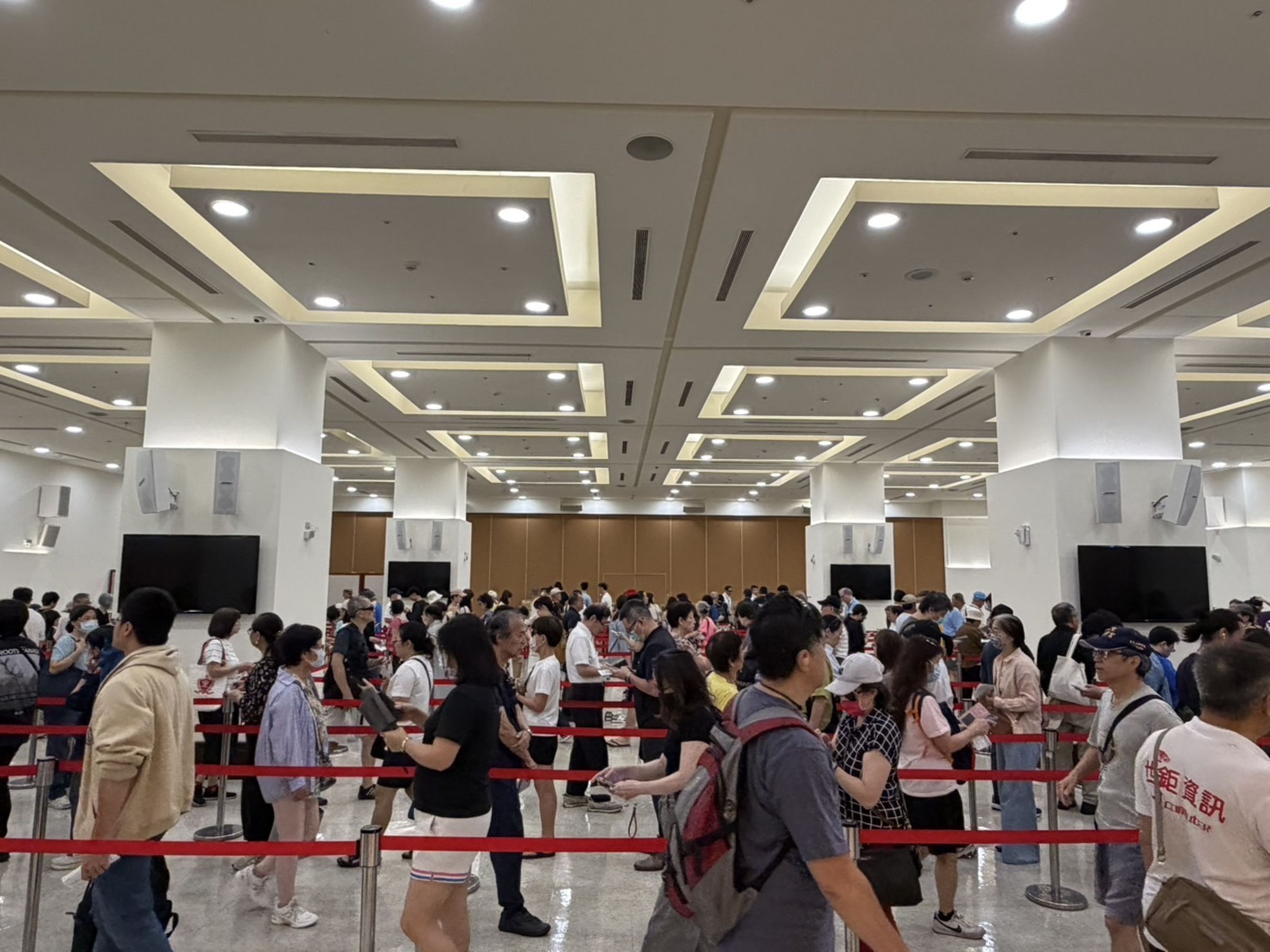 股東會還沒開始就湧入大批股民領取紀念品,排隊的人龍從B1排隊到一樓。業者提供
