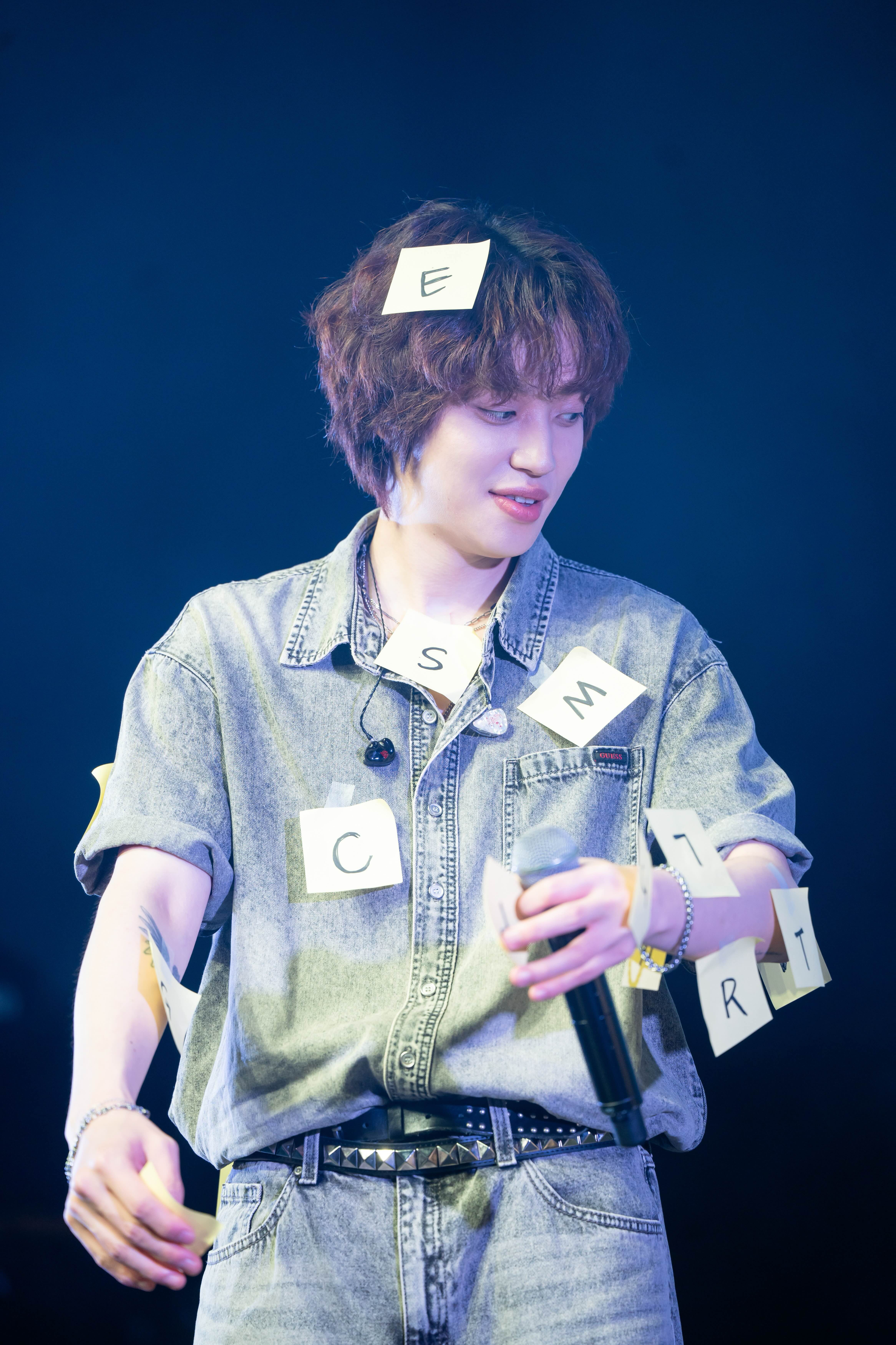 NIEL貼便利貼熱舞來回答隱藏問題。(FU Entertainment、DJB提供)