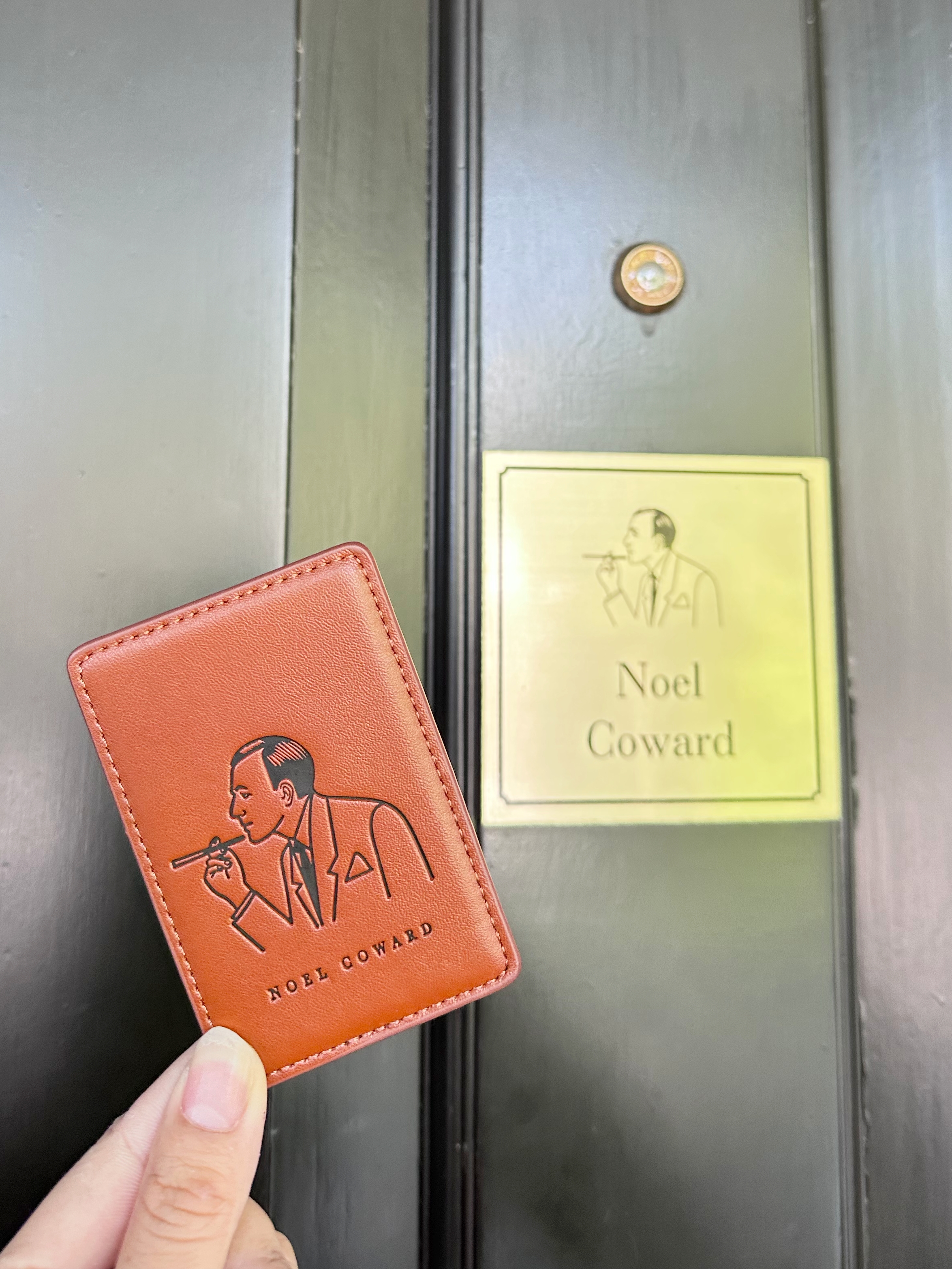 「名人公寓」(Personality Suite)以名人作為房間主題,諾爾寇威爾爵士是英國知名的演員、劇作家及流行音樂作曲家。