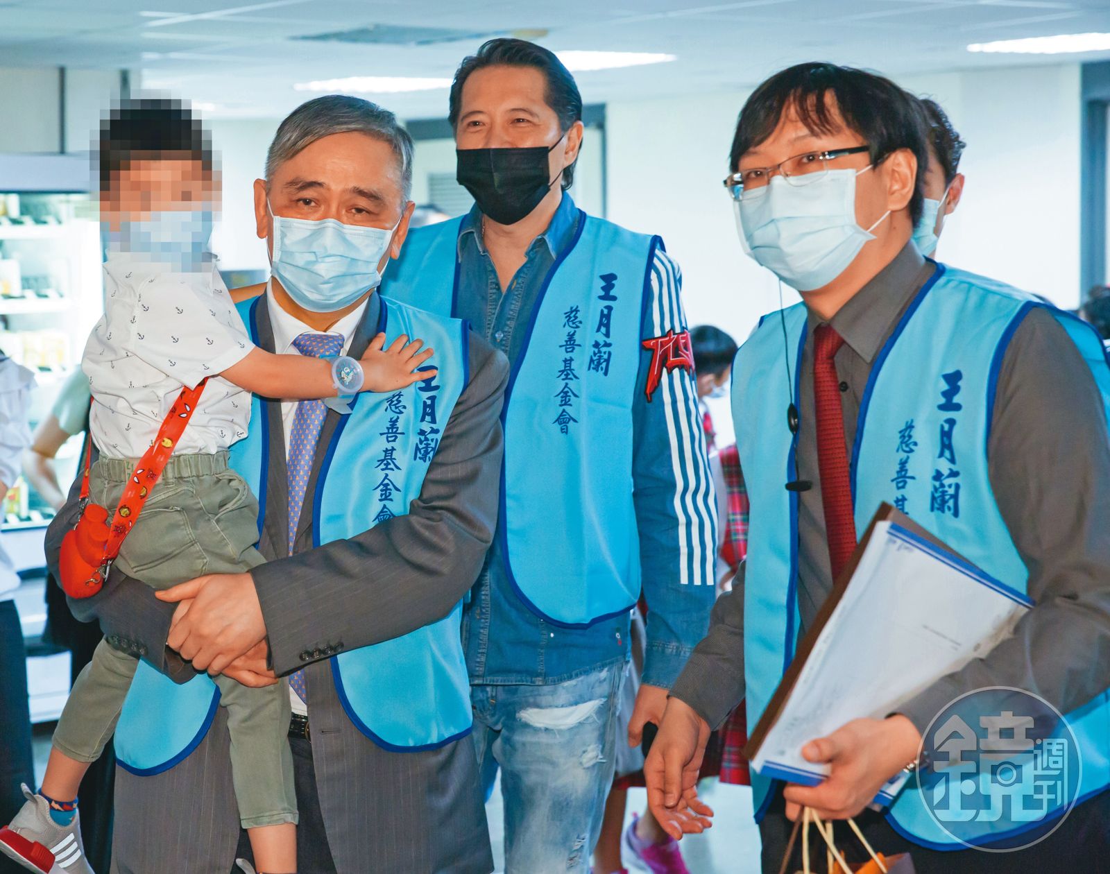 王文洋（左二）寵愛外孫（左一），曾多次抱著出席集團公開活動