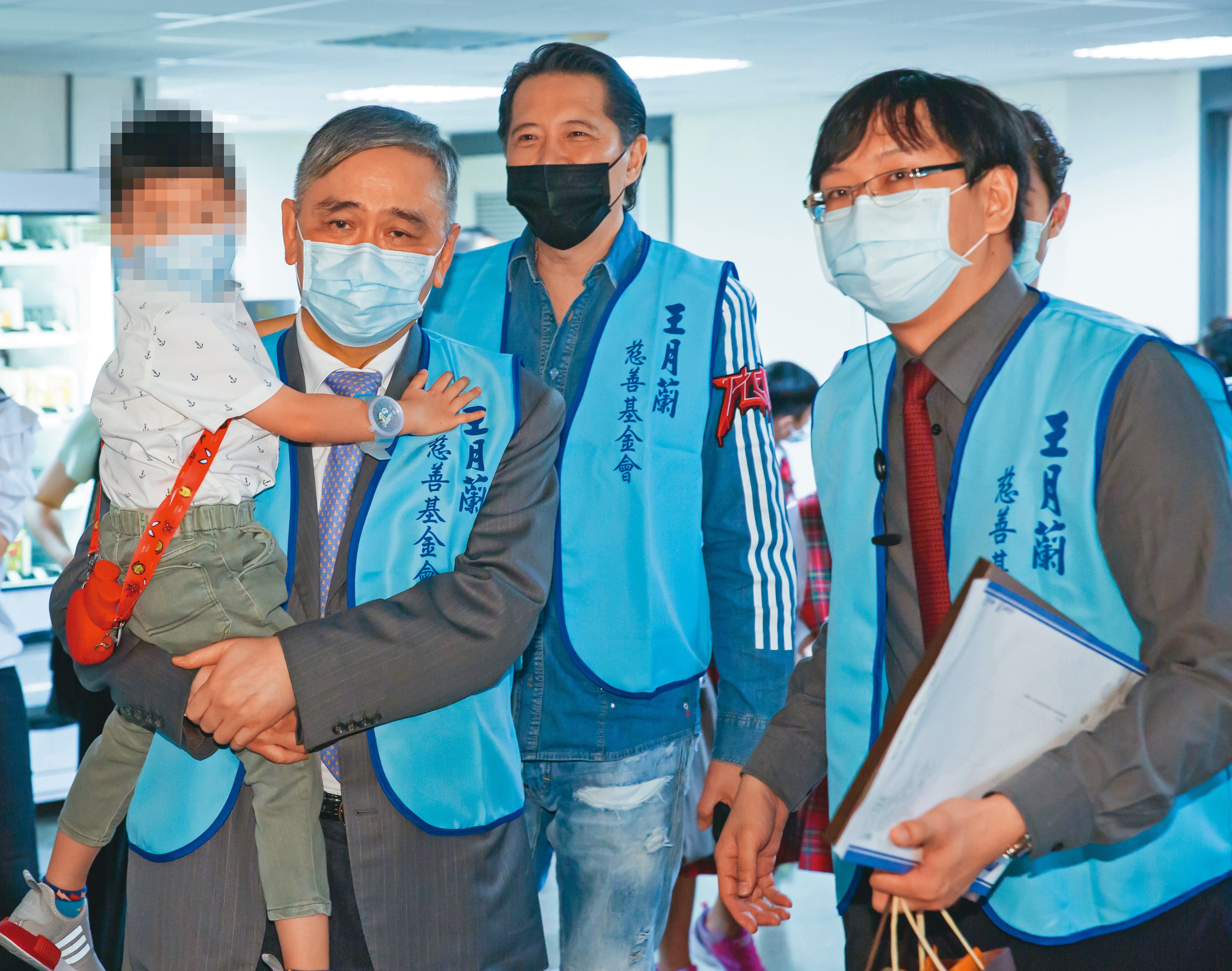 王文洋（左二）寵愛外孫（左一），曾多次抱著出席集團公開活動。
