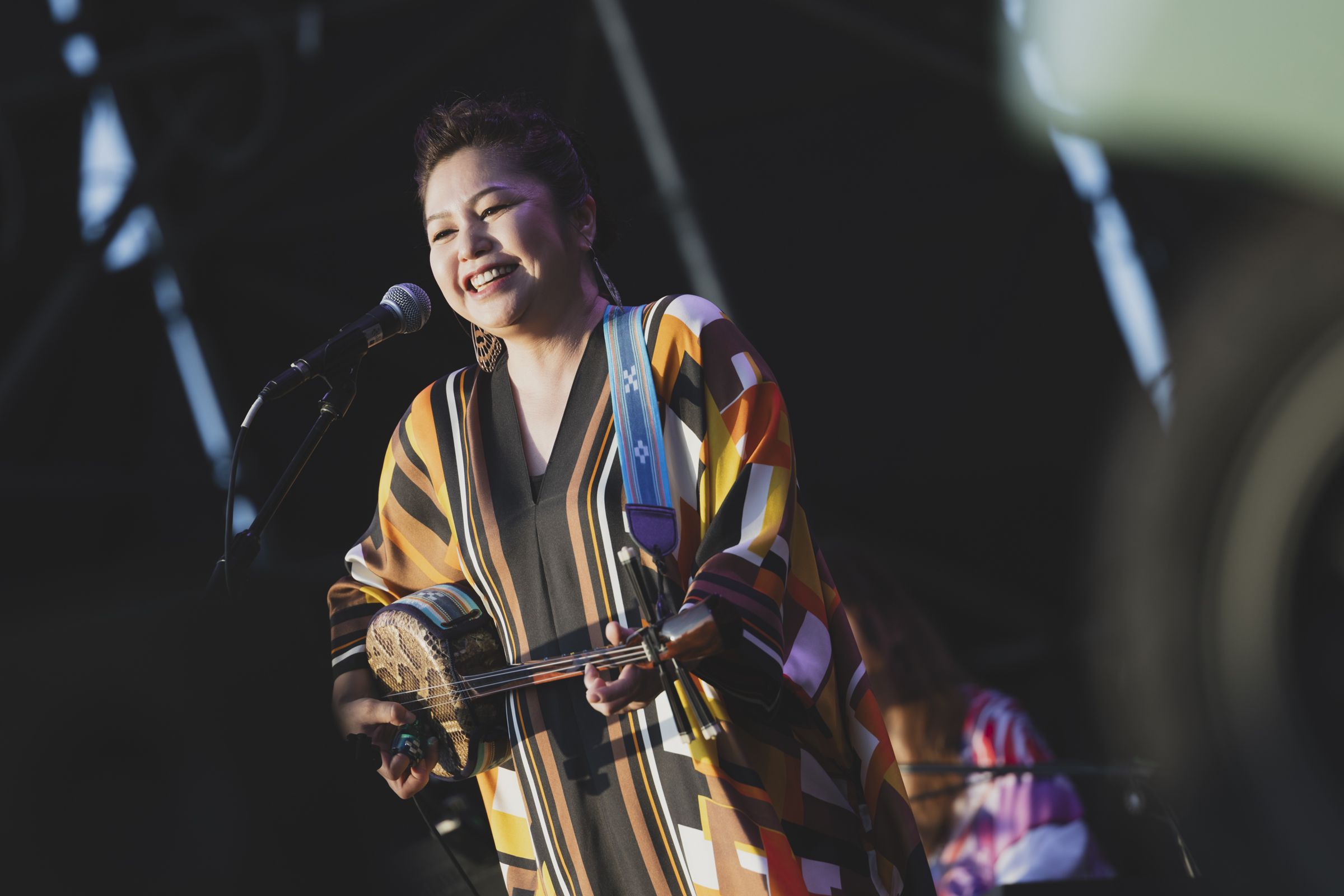 夏川里美演唱曾被周花健翻唱為〈花心〉的〈花〉一曲,還唱了一段中文歌詞。(寬寬整合行銷提供)