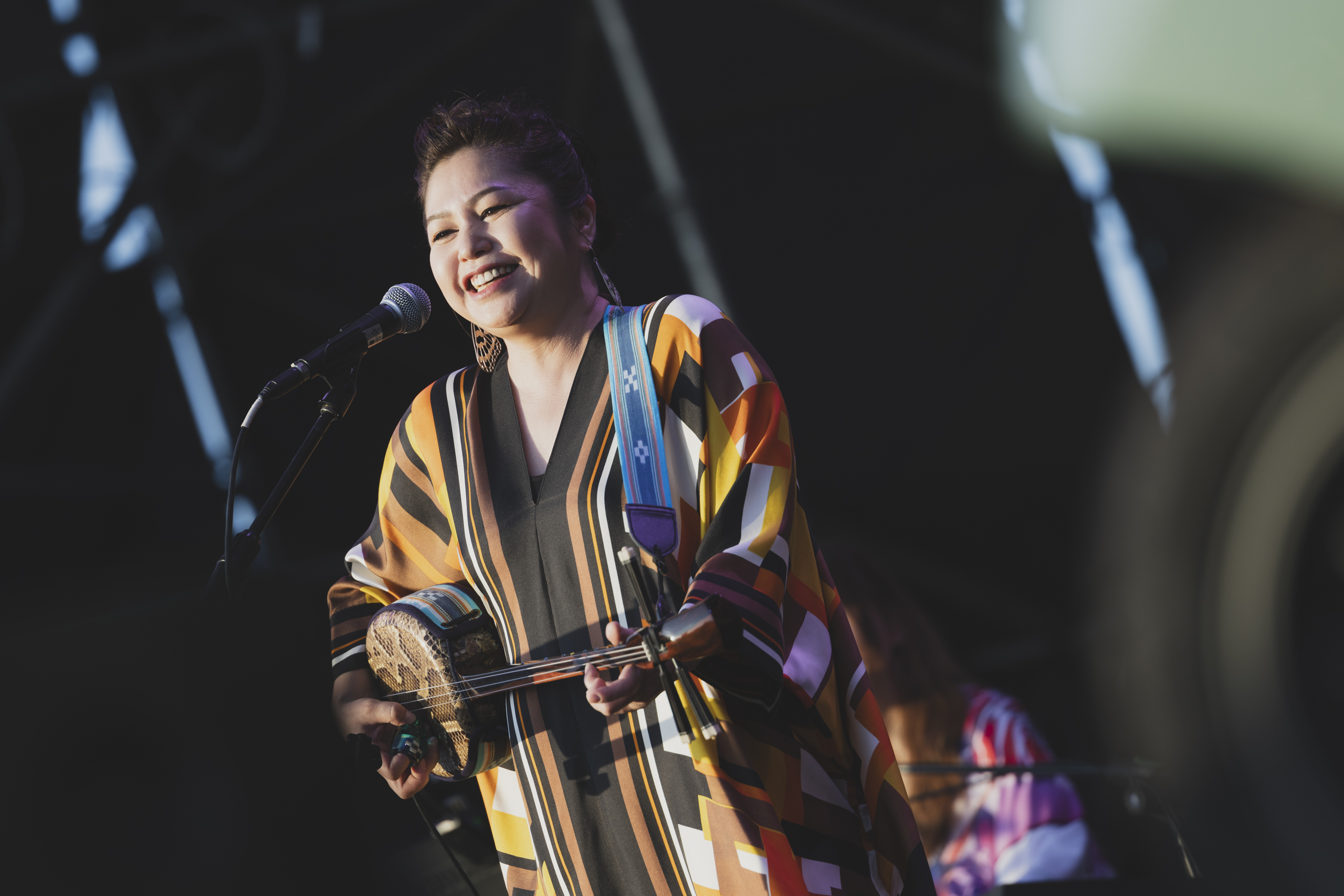 夏川里美演唱曾被周花健翻唱為〈花心〉的〈花〉一曲，還唱了一段中文歌詞。（寬寬整合行銷提供）