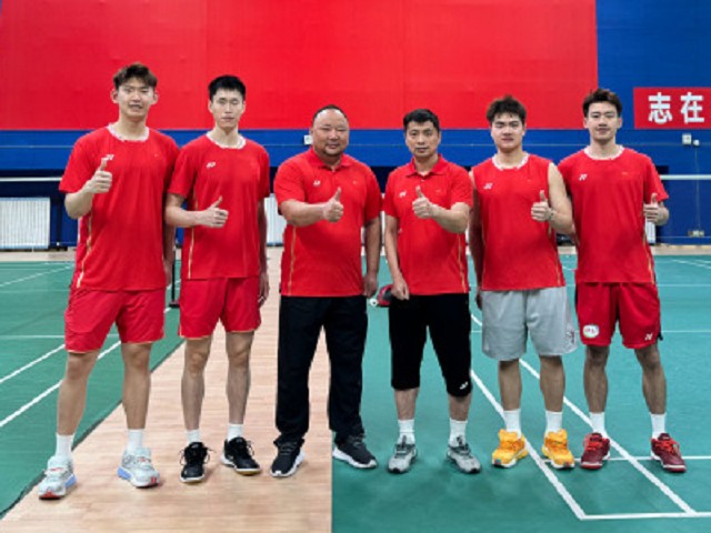 中國隊教練陳祈遒(右3)與張軍(左3)，這次帶領中國羽球男雙征戰巴黎奧運。（翻自微博）