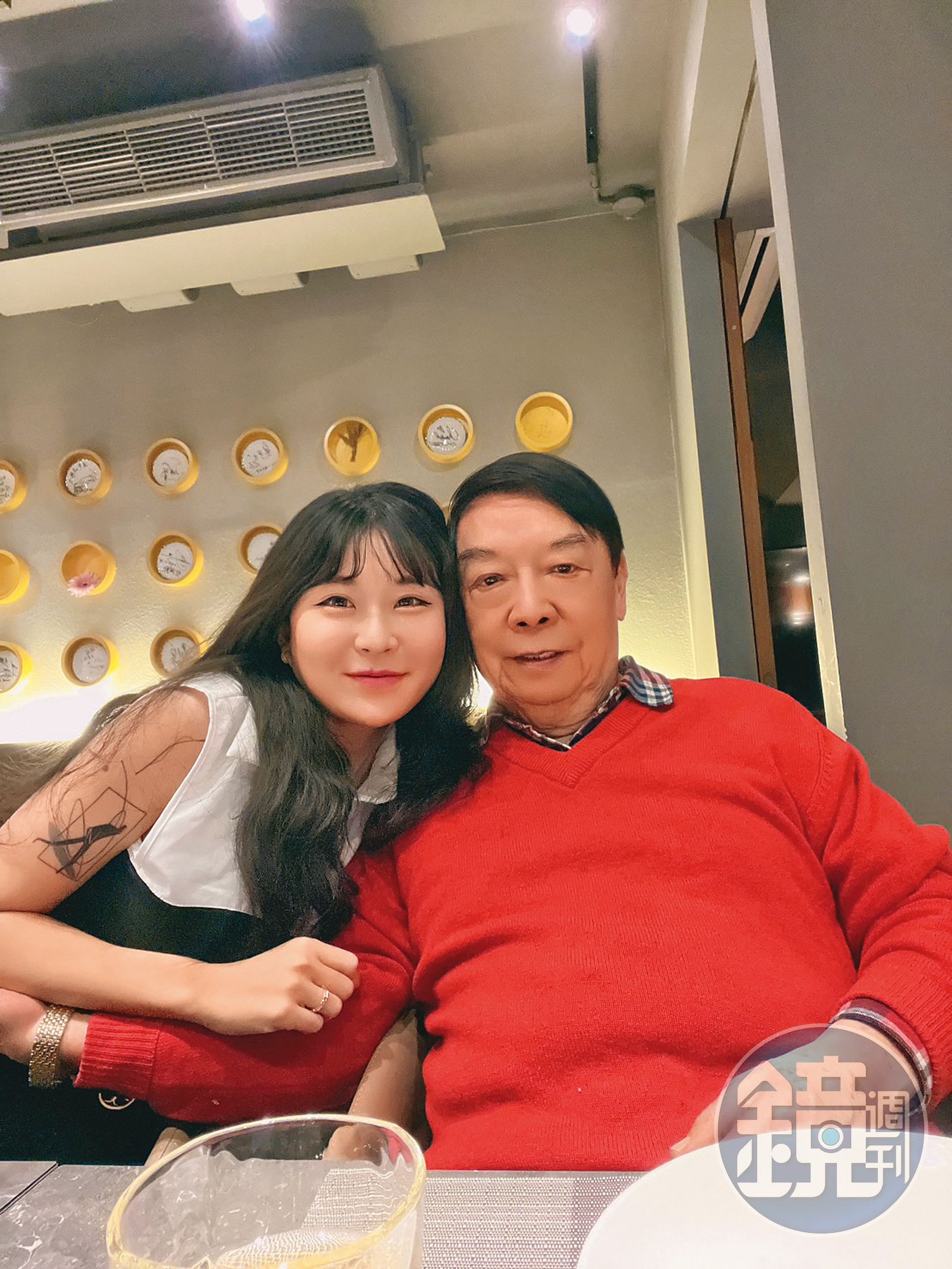 年輕可愛的網紅仙塔律師（左）備受王廣德（右）關愛，甚至因此招惹名媛吃醋。（圖／讀者提供）