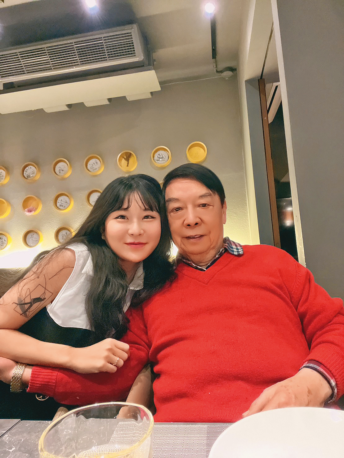 年輕可愛的網紅仙塔律師(左)備受王廣德(右)關愛,甚至因此招惹名媛吃醋。(讀者提供)