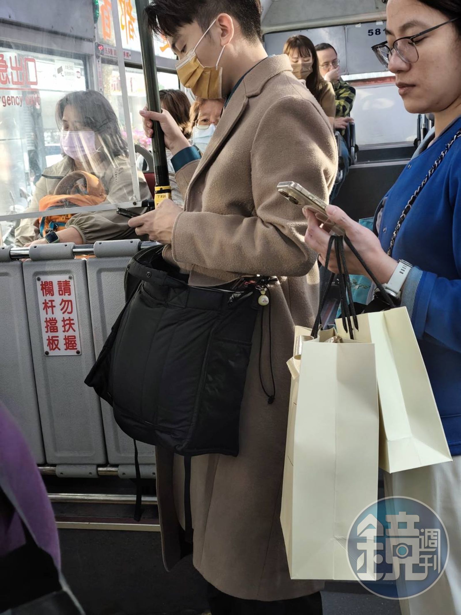 黃豪平獨自搭公車，整趟都站著。（讀者提供）