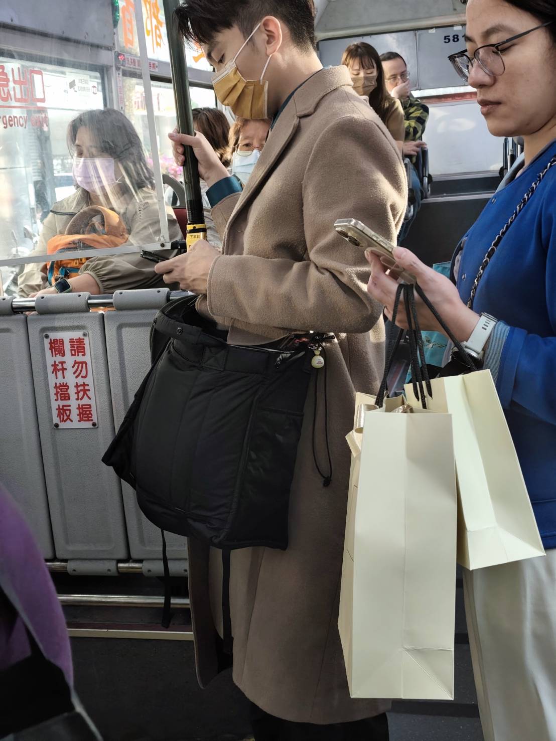 黃豪平獨自搭公車，整趟都站著。（讀者提供）