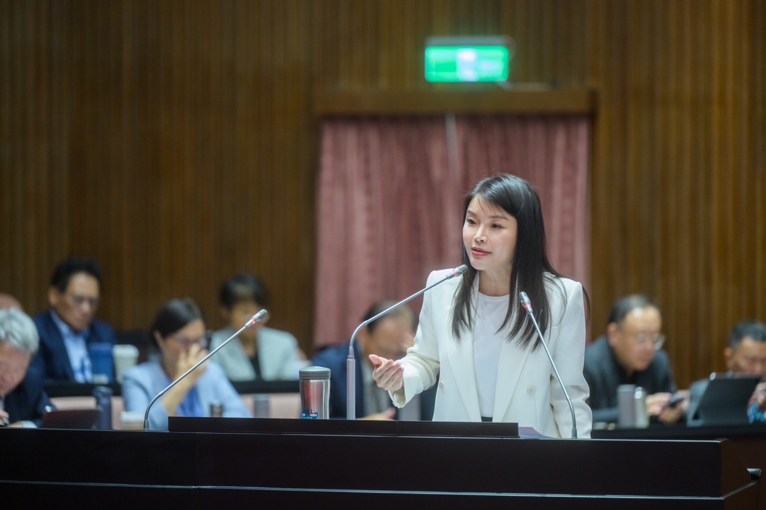 張嘉郡表示，目前少子化問題嚴重，全國確有1.7萬餘家補習班，比超商還要多。（張嘉郡國會辦公室提供）