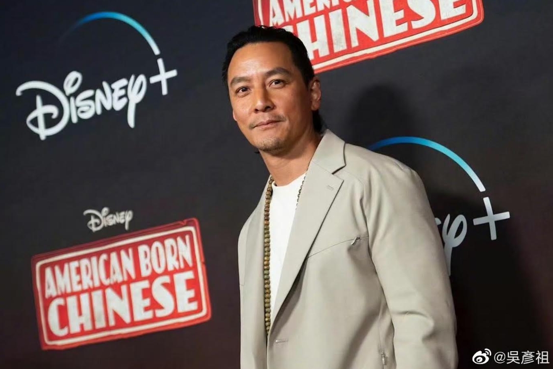 吳彥祖在飛機上遇到沒水準的乘客，氣到他在社群po文開罵。（翻攝自吳彥祖微博）