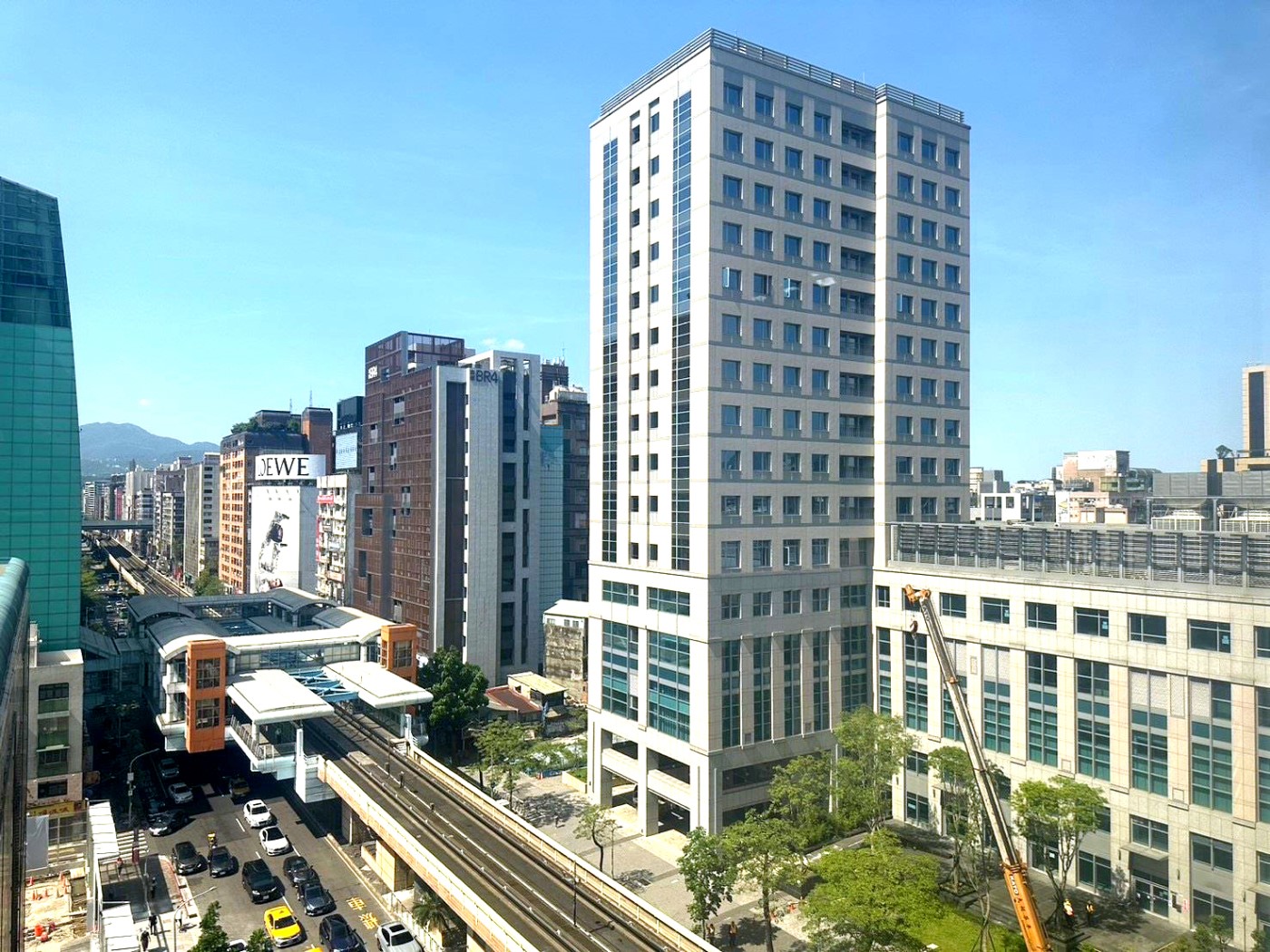 永慶房產集團比較台北捷運各站點與所在行政區的均價差幅最大的前十大站點。其中，捷運忠義站差幅高達34.3%，位居第一。（房市示意圖）