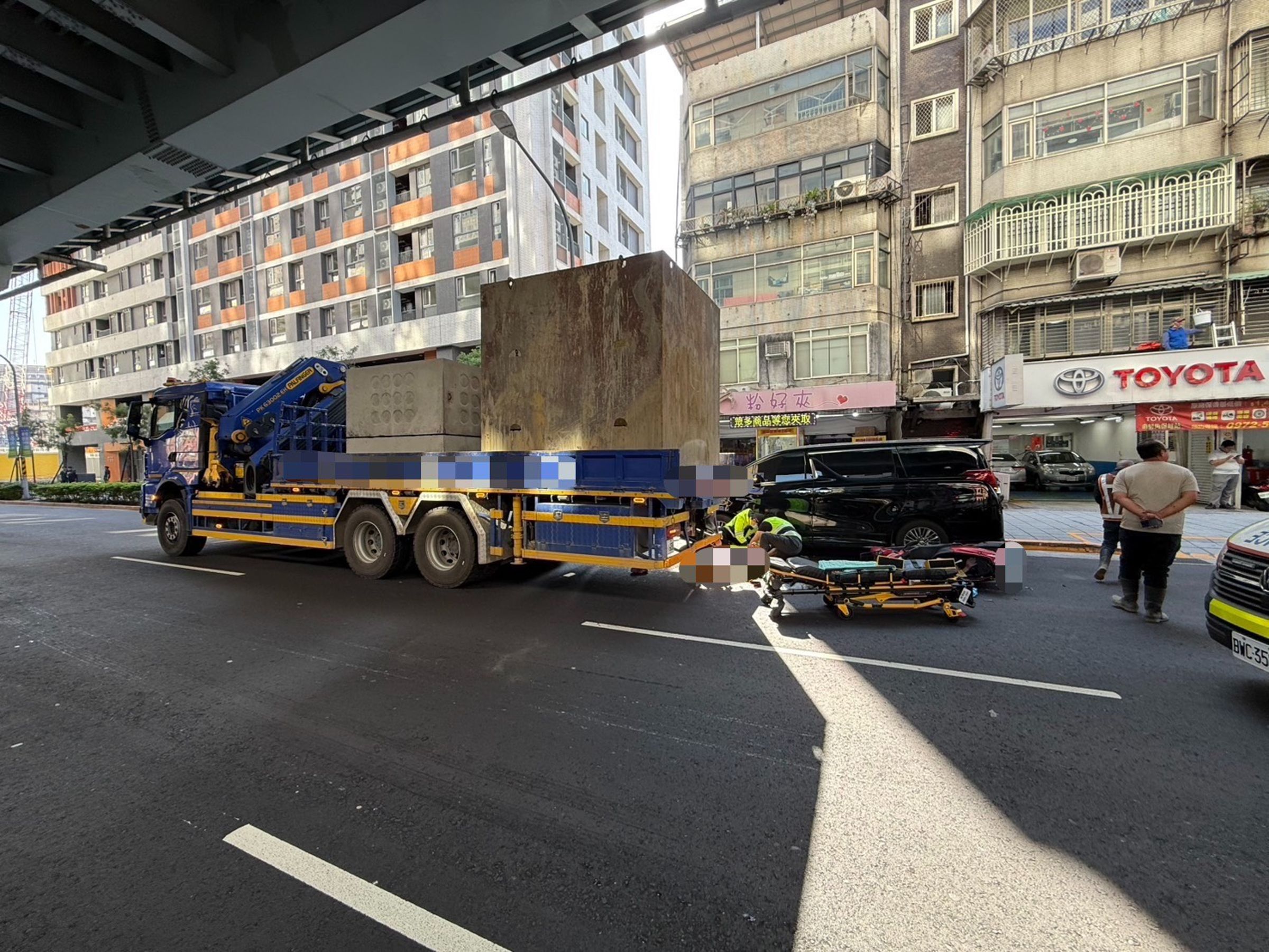 新北卡車、機車碰撞，女騎士遭輾過。（翻攝畫面）