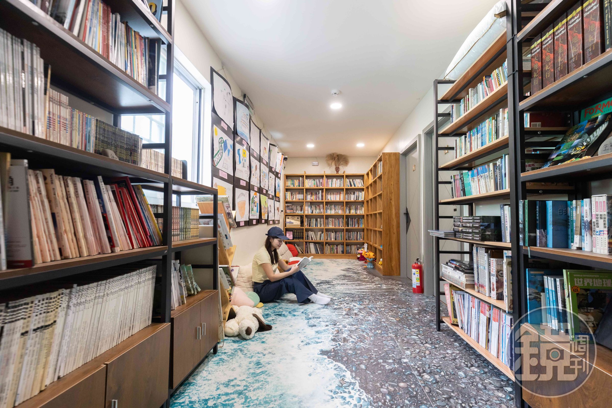 「家家酒書房」是一處結合書籍、風土料理與地方創生的複合式空間，二樓為閱讀區。