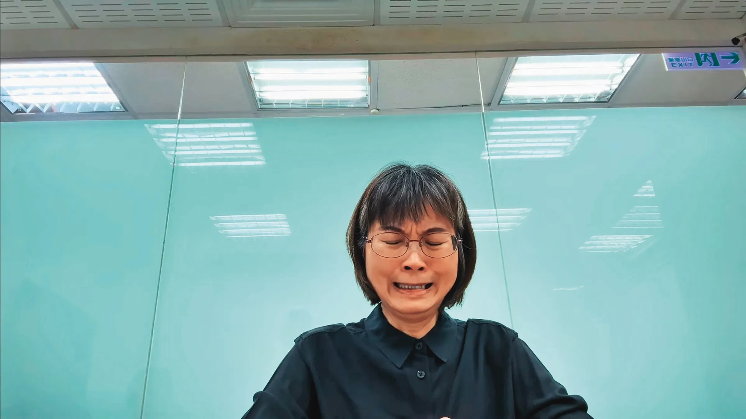 霸凌事件曝光後，謝宜容神隱19天後以錄影方式道歉。（翻攝自YouTube）