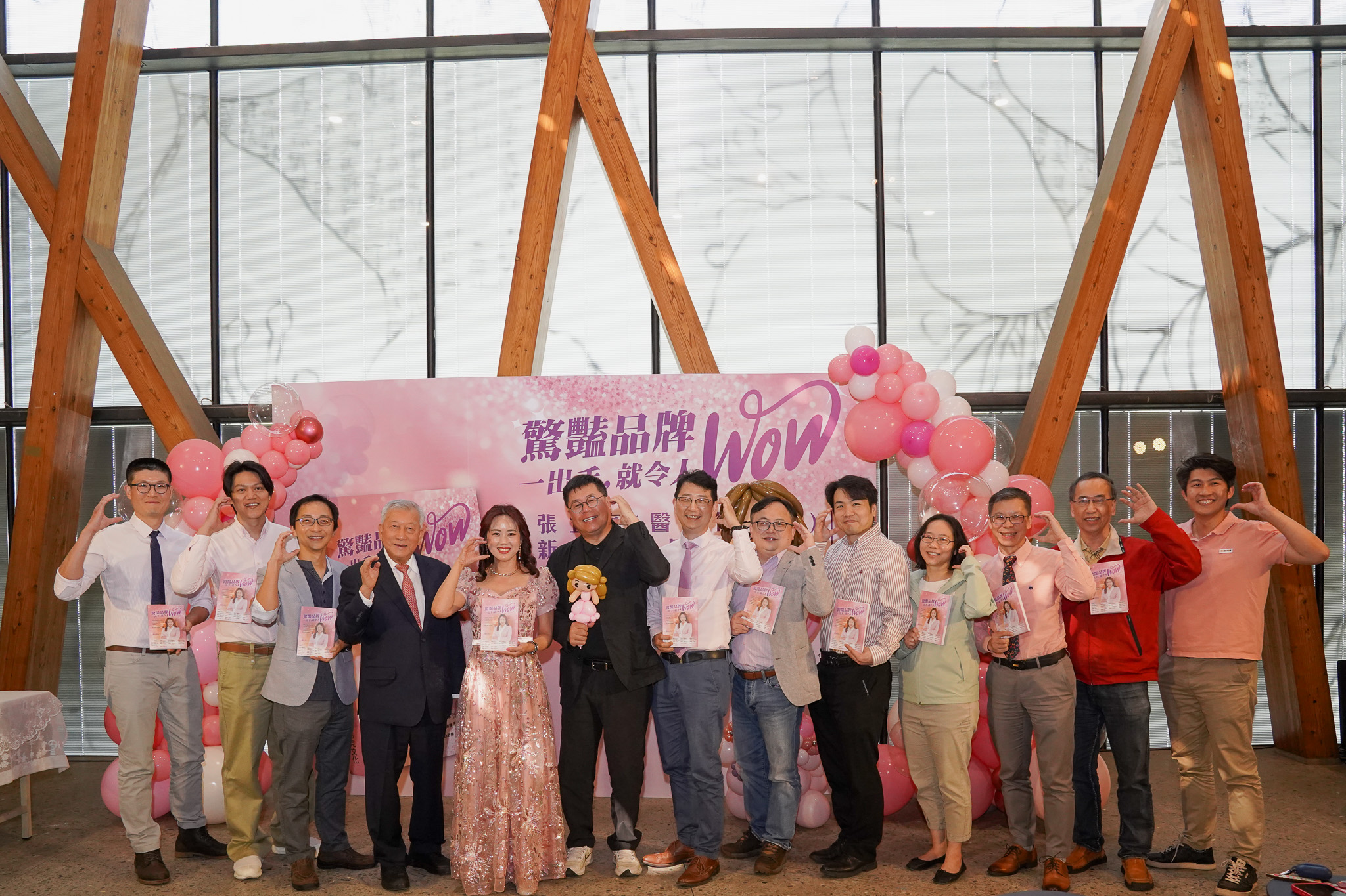 前新竹縣長邱鏡淳（左4）、中醫大新竹附醫院長陳自諒（左6）出席新書活動替中醫大執行長張宜真（左5）站台。（中國醫藥大學新竹附設醫院提供）