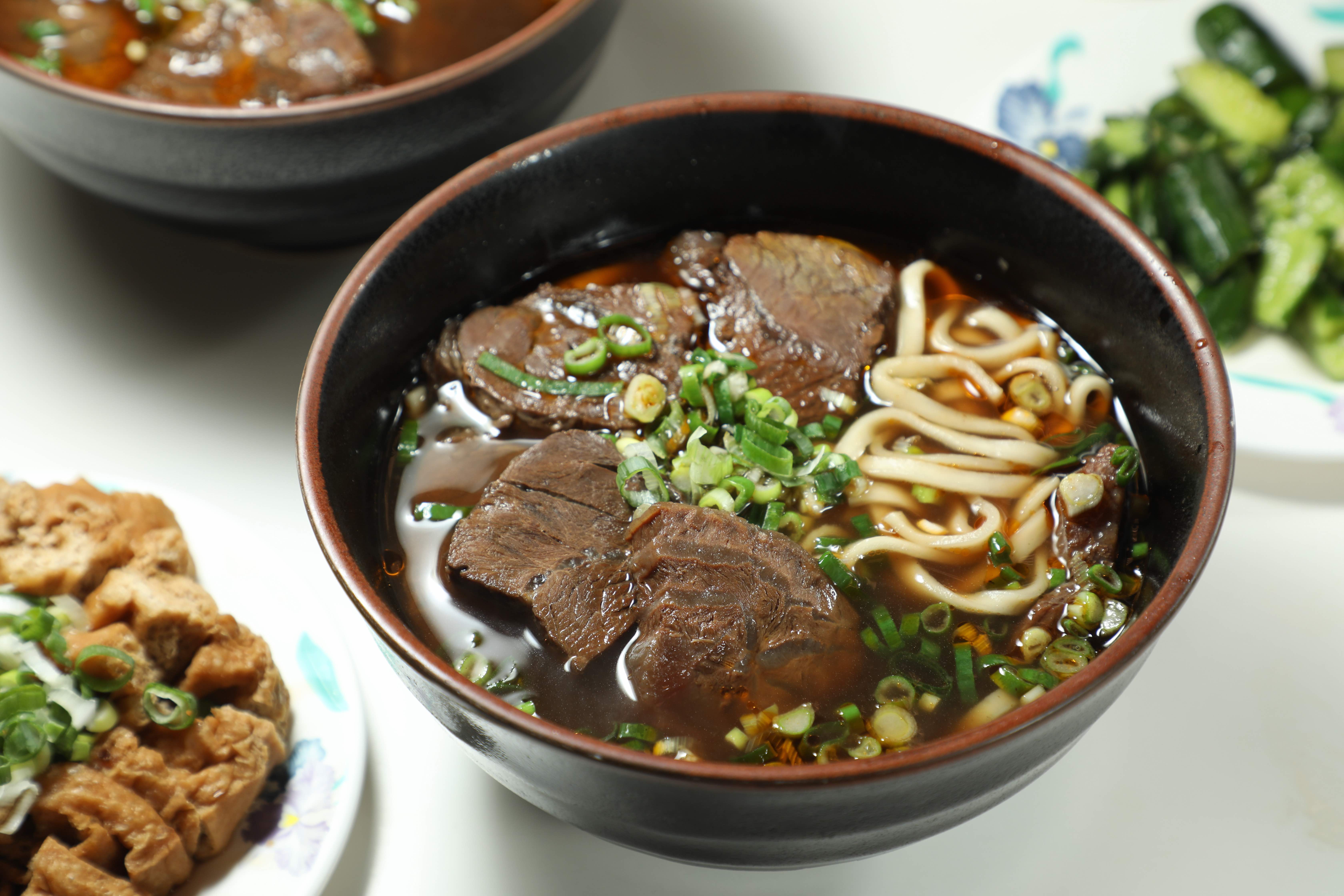 老字號「老張牛肉麵」飄香超過半世紀，熟悉的湯頭與味道讓老主顧念念不忘。
