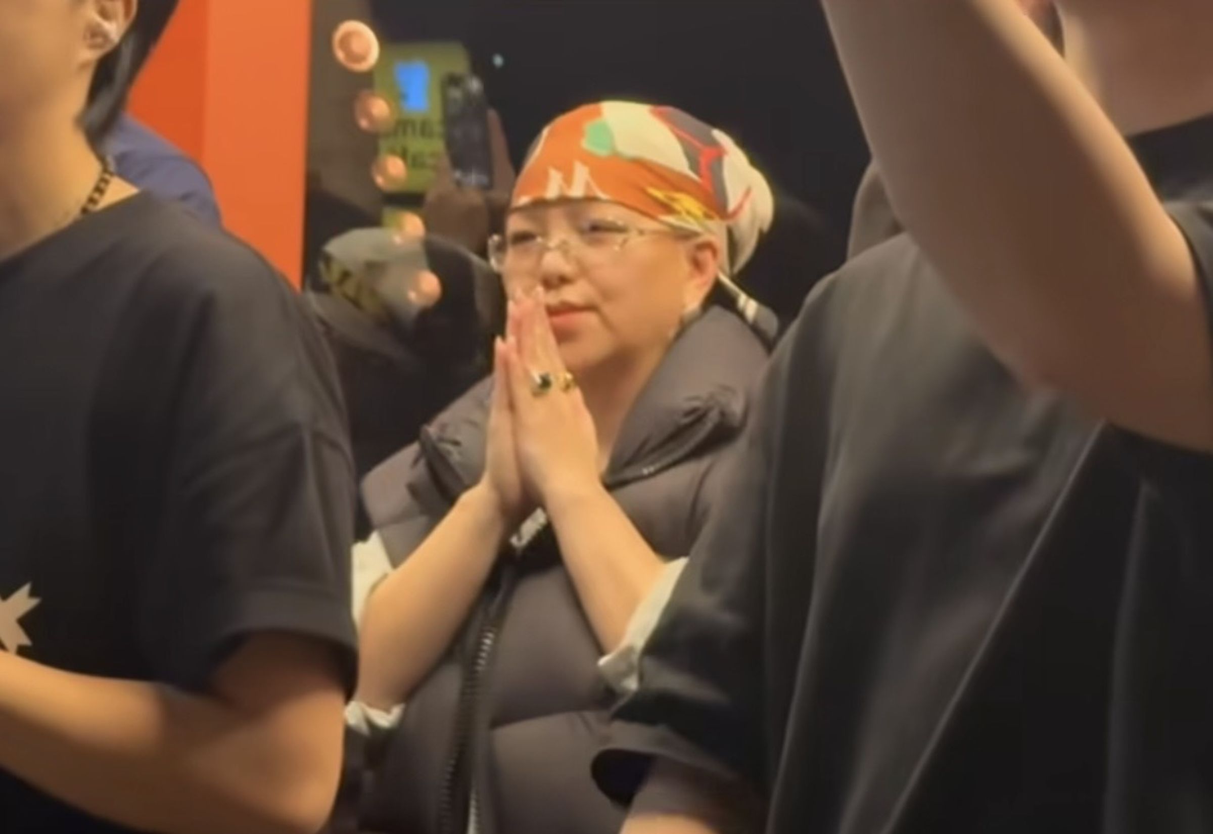  阿妹在店門口虔誠敬拜。（翻攝自網路）