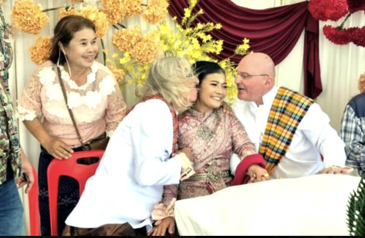 泰國女子一次嫁兩男,「三人行」的奇特婚禮在當地引起熱議。(翻攝自X@ThaiExaminer)