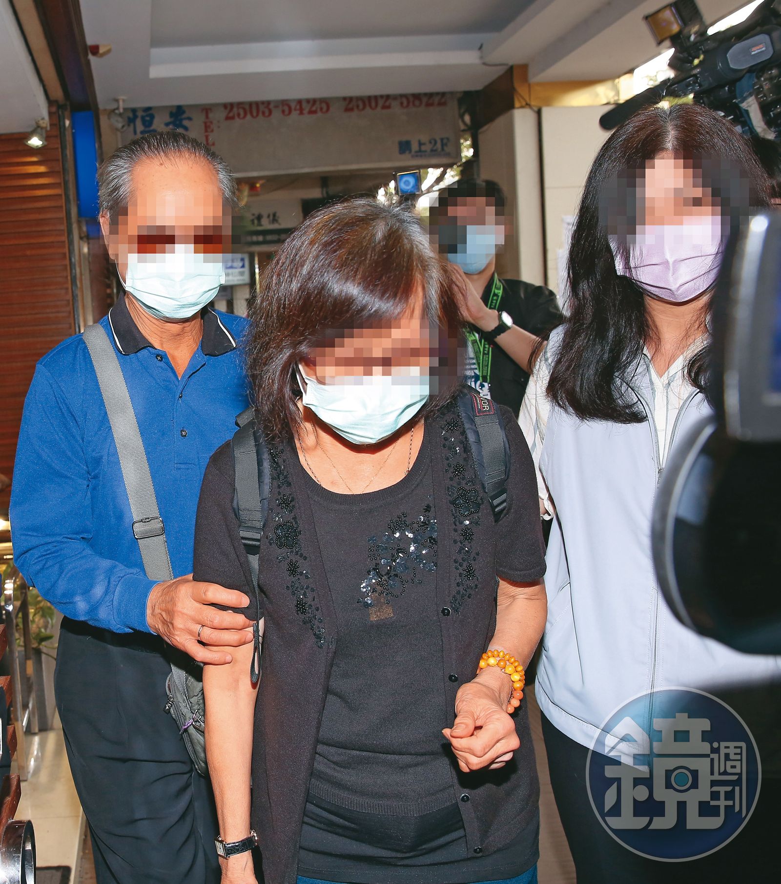 劉真的爸爸（左）與媽媽（中）在2020年時現身劉真的靈堂，最近又捲入與辛龍失和的傳言之中