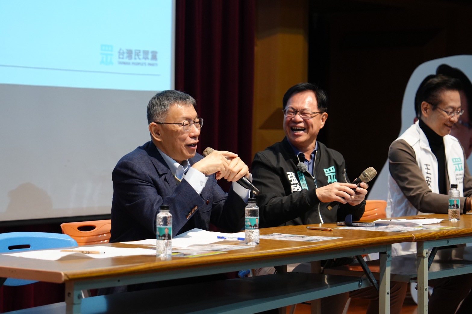 柯文哲近期不斷提到許芷瑜,聲稱對方被他罵後不爽赴日讀書,接著又稱橘子早就出國,兩人沒聯繫。(翻攝自臉書@柯文哲)