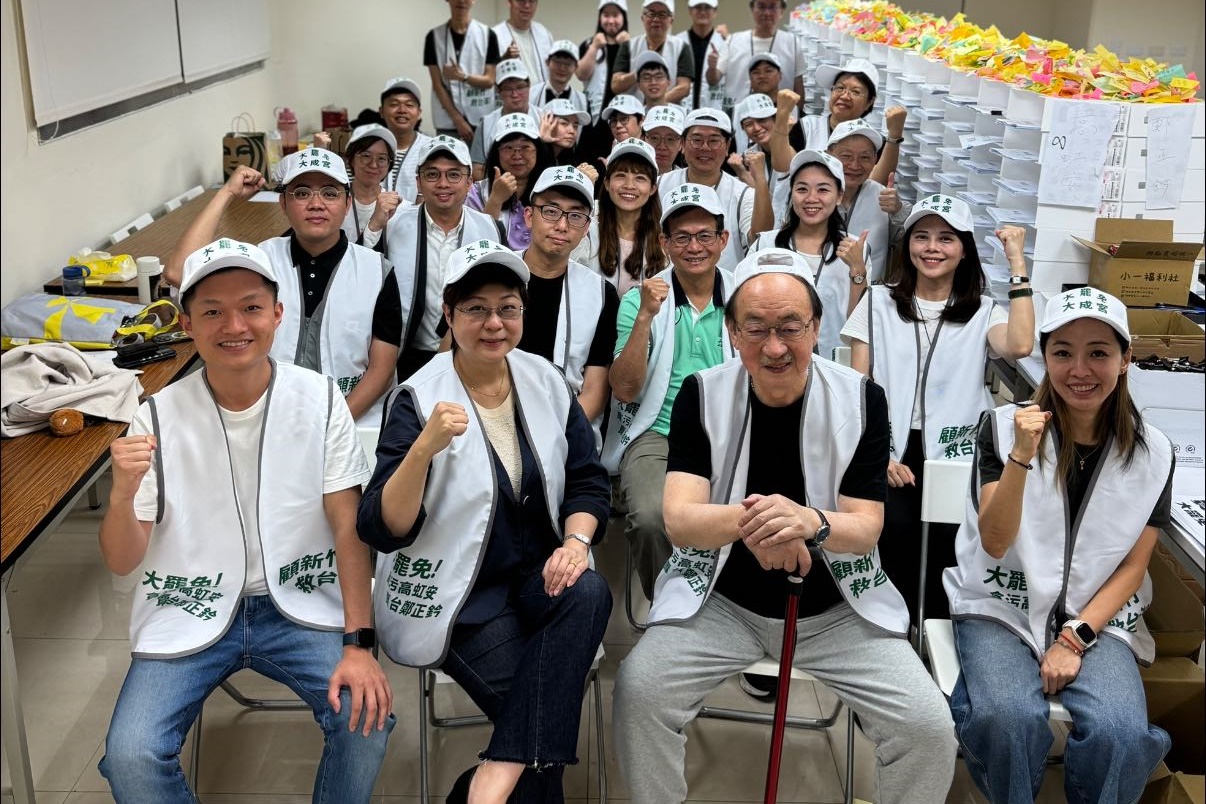 柯建銘被發現早早註冊「大罷免大成宮」商標遭到批評，助理周軒發文護主。（翻攝自柯建銘臉書）