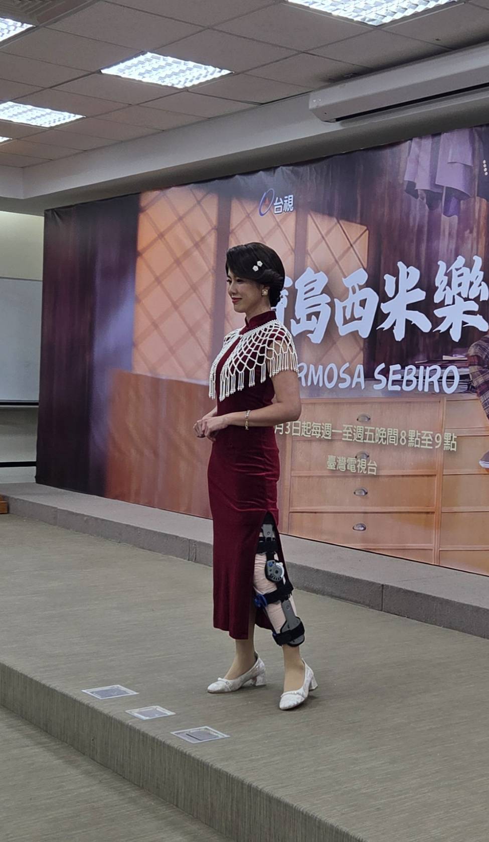 黃瑄出席記者會左腳還裝支架才能行走。