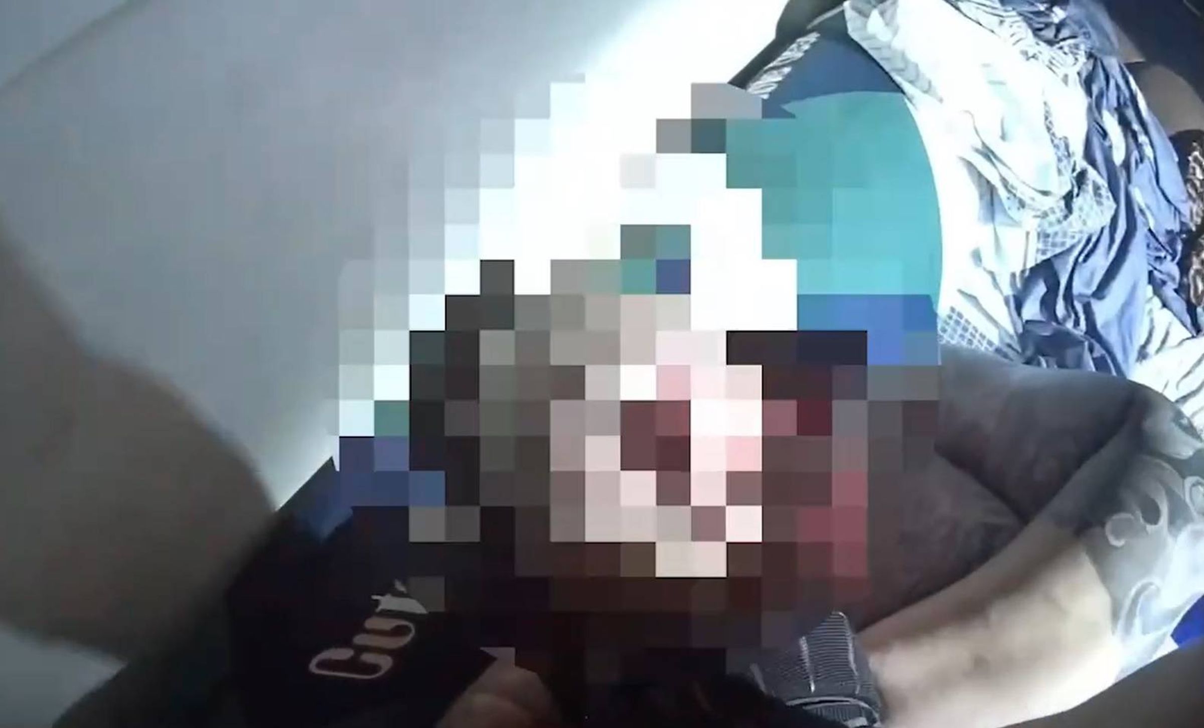 警方逮捕正在熟睡中的邱男,將他逮捕帶回警局偵訊。(翻攝畫面)
