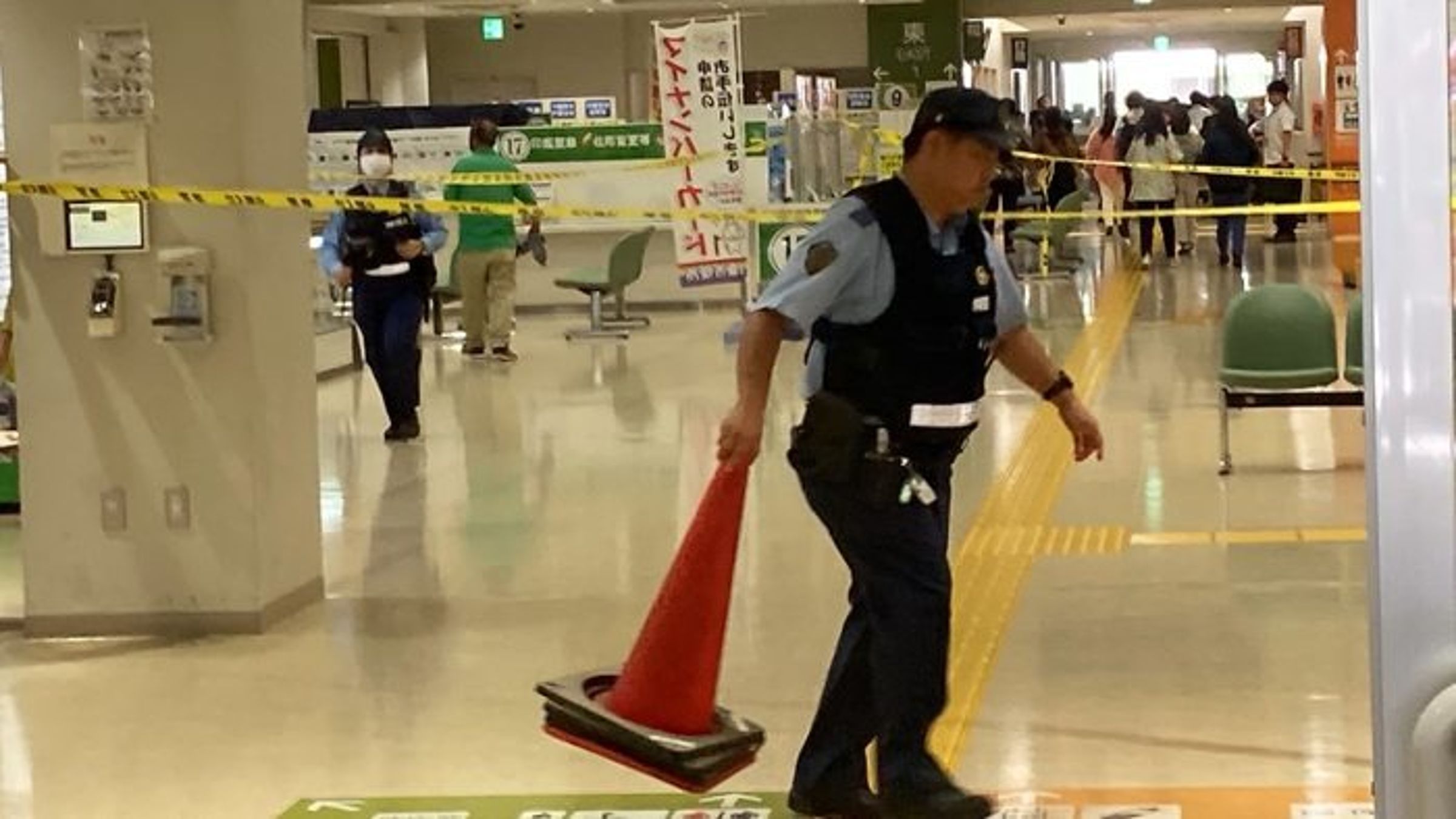 沖繩那霸市政府驚傳有疑似爆裂物,全員疏散避難!影片曝光。(翻自《琉球時報》)