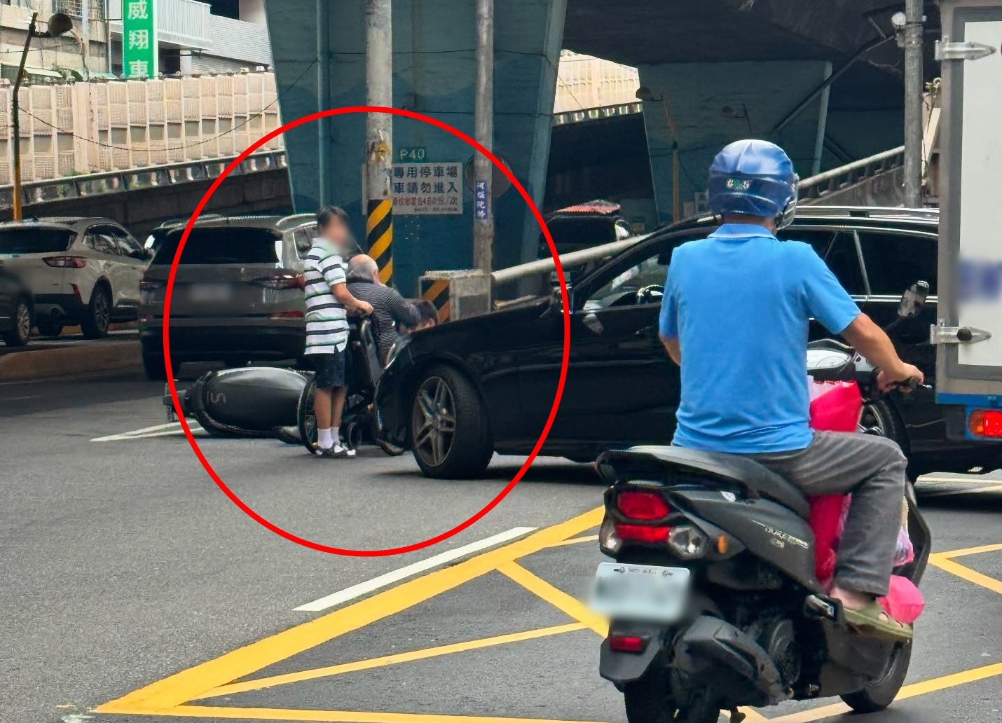 新北市三重區今日上午發生高齡駕駛肇事車禍，駕駛下車時由看護攙扶，坐上輪椅。（翻攝畫面）