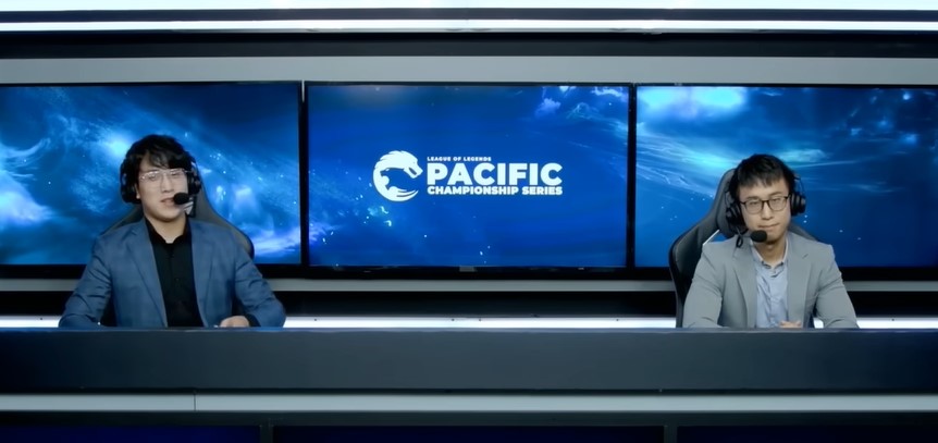 PCS主播賽評為轉播時運用諧音哏雙雙道歉。（翻攝自PCS直播頻道）